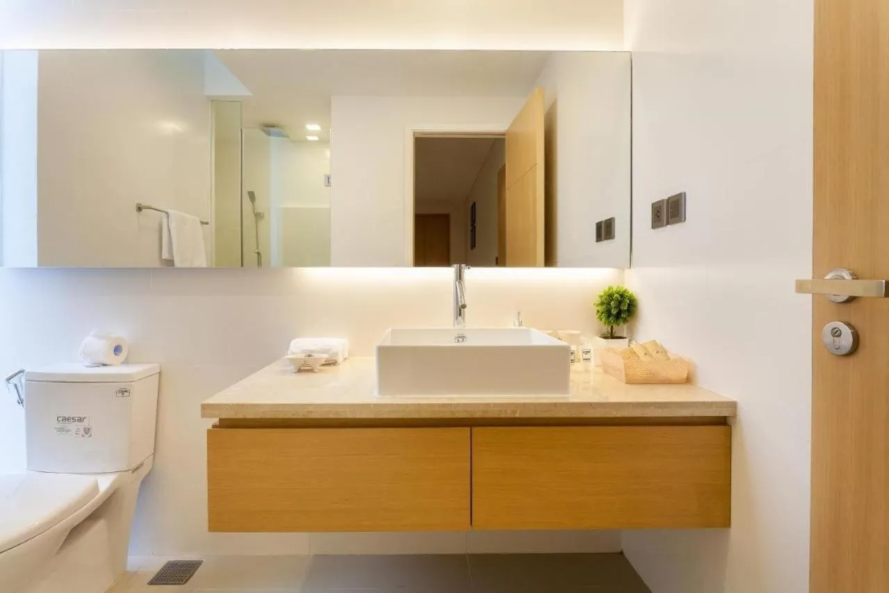 Shower in Clean & Quiet Villa - The Point Resort