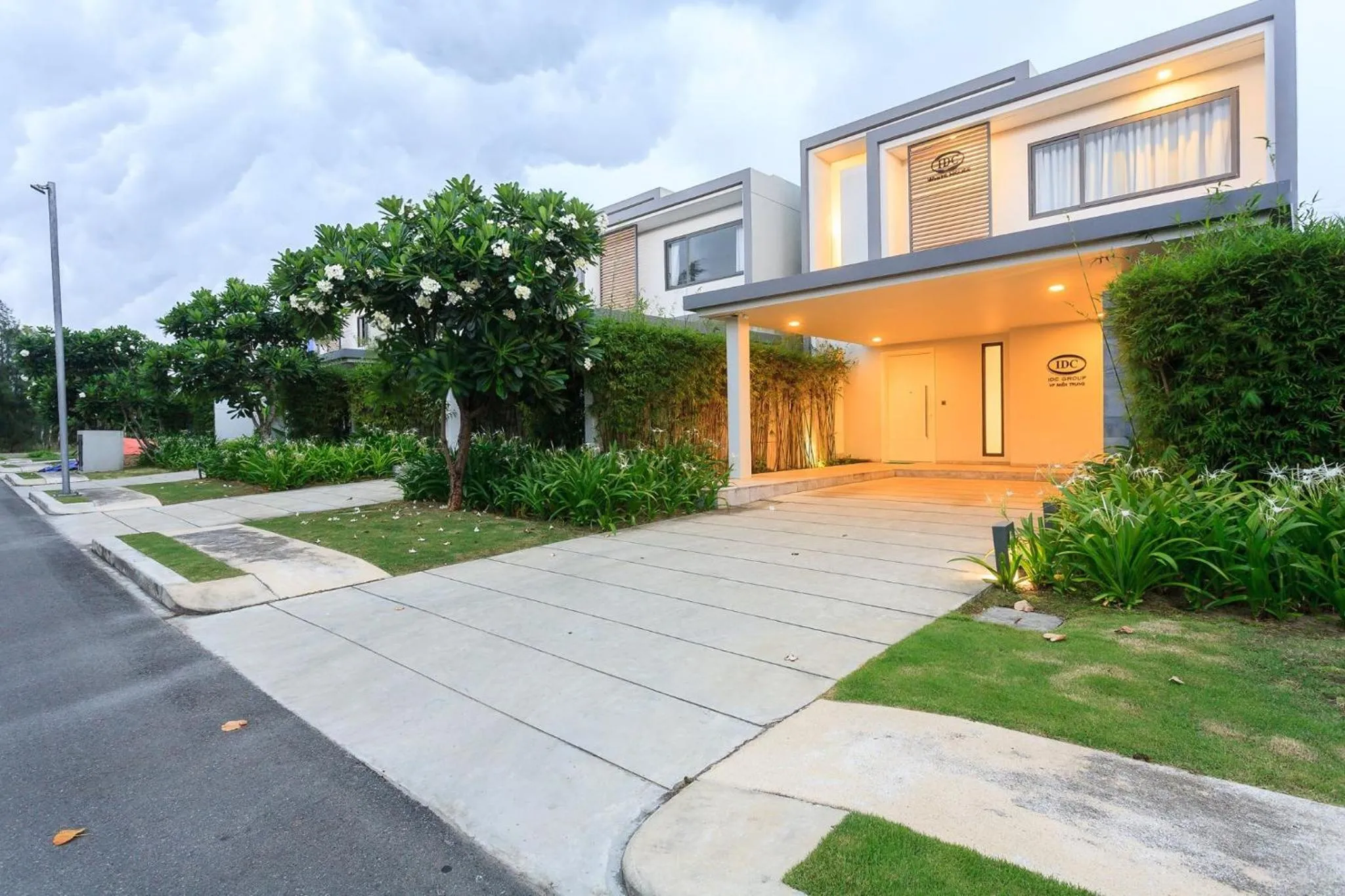 Facade/entrance in Clean & Quiet Villa - The Point Resort
