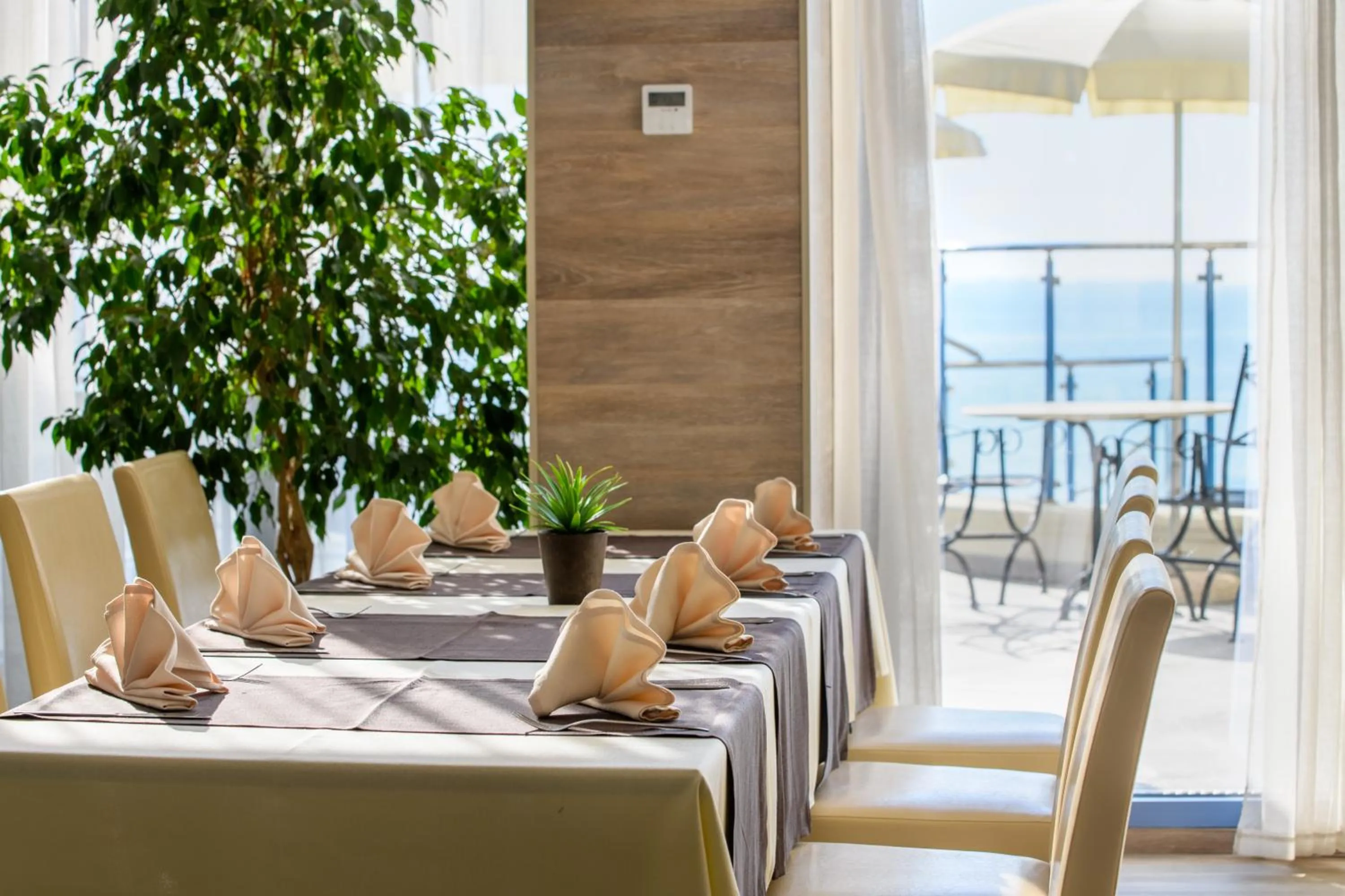 Restaurant/places to eat in Azalia Beach Hotel Balneo & SPA