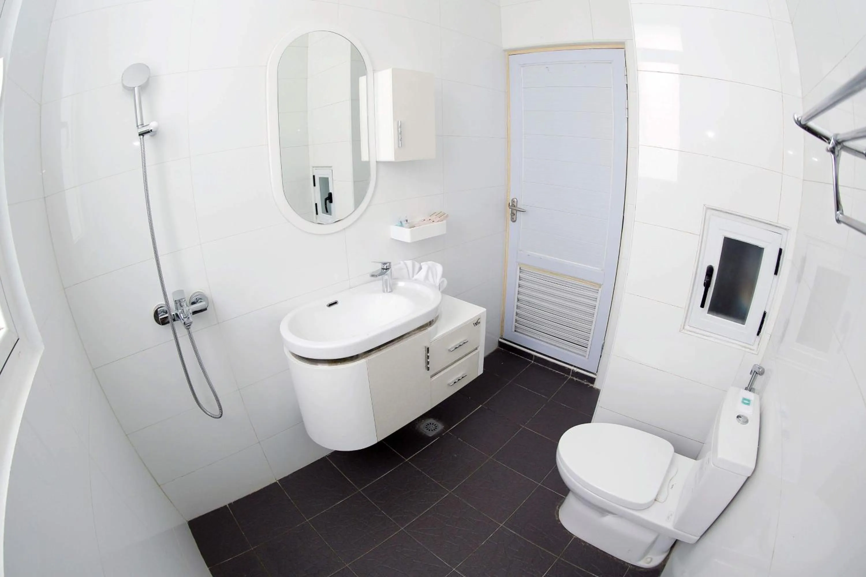 Shower in Virtue Highland Hotel