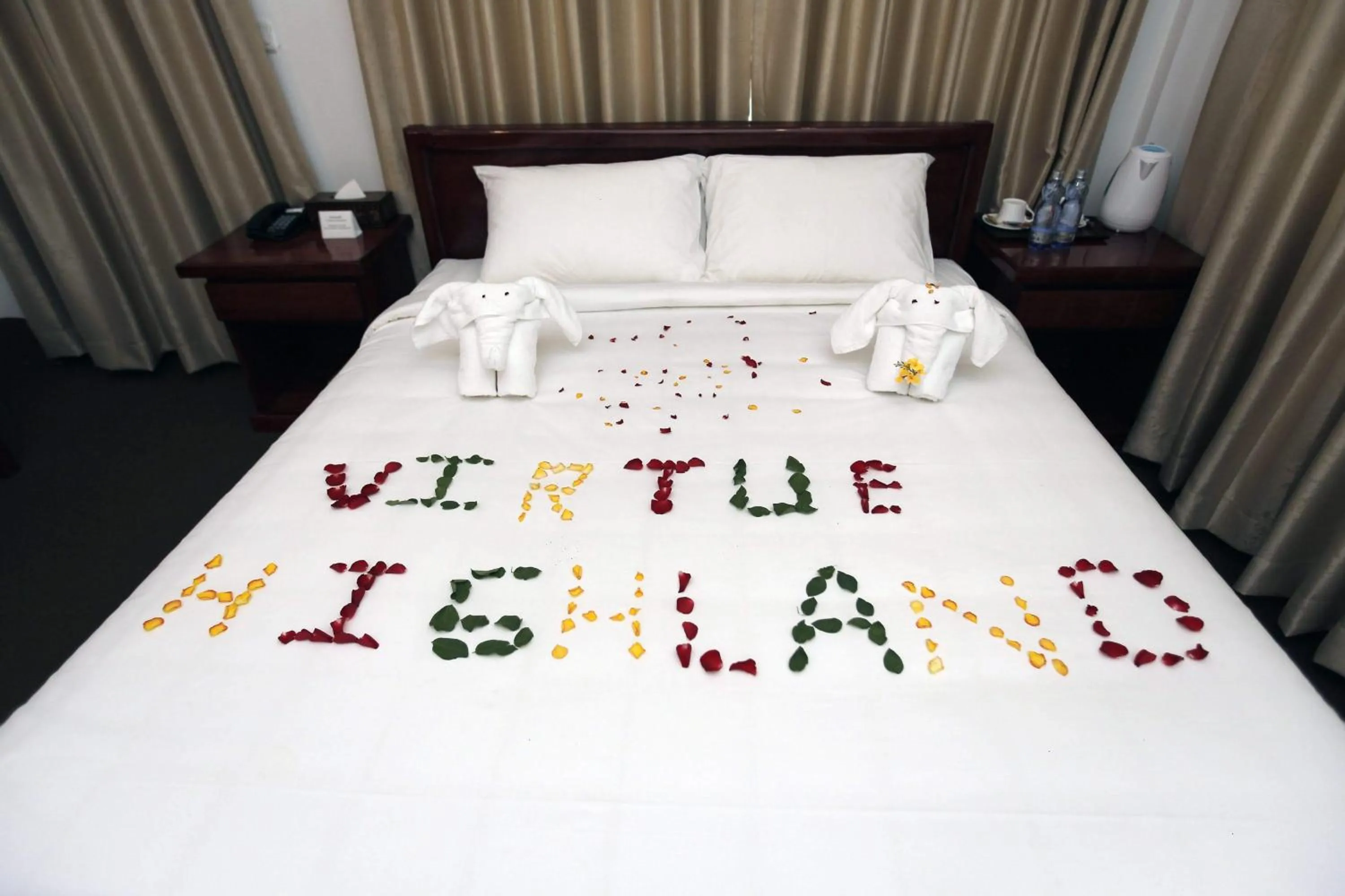 Photo of the whole room, Bed in Virtue Highland Hotel