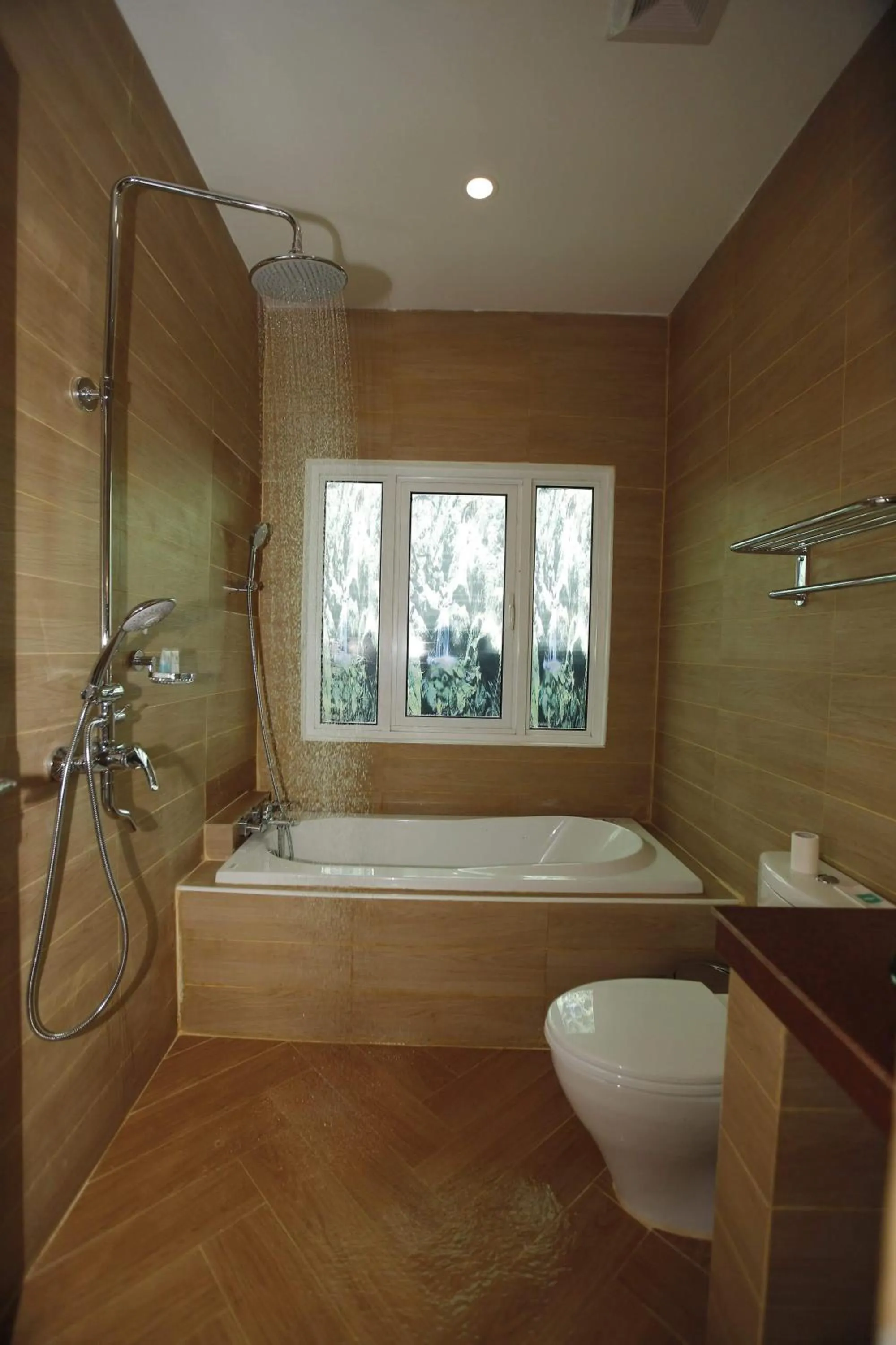 Shower in Virtue Highland Hotel