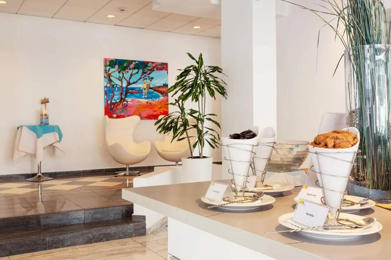 Restaurant/places to eat in Lantiana Gardens ApartHotel