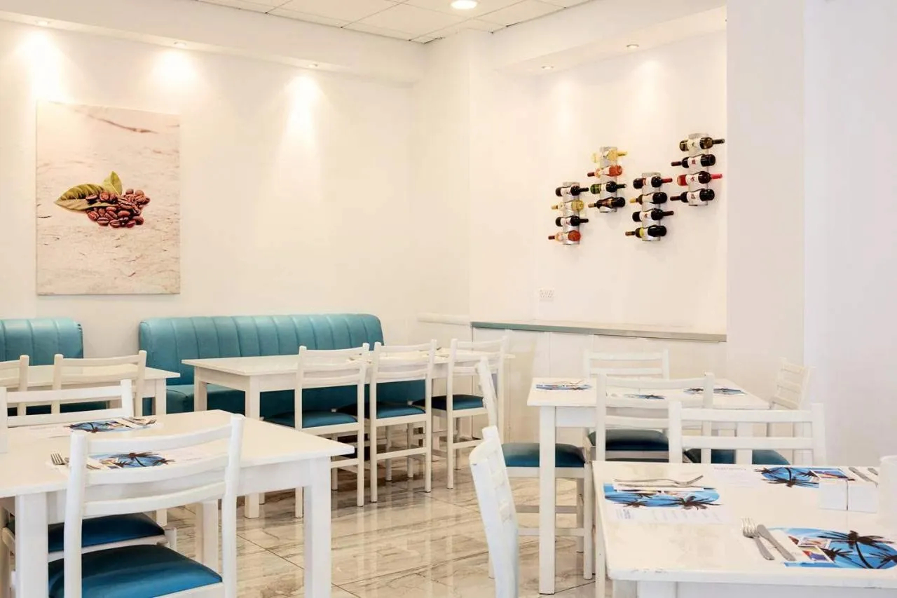 Restaurant/places to eat in Lantiana Gardens ApartHotel