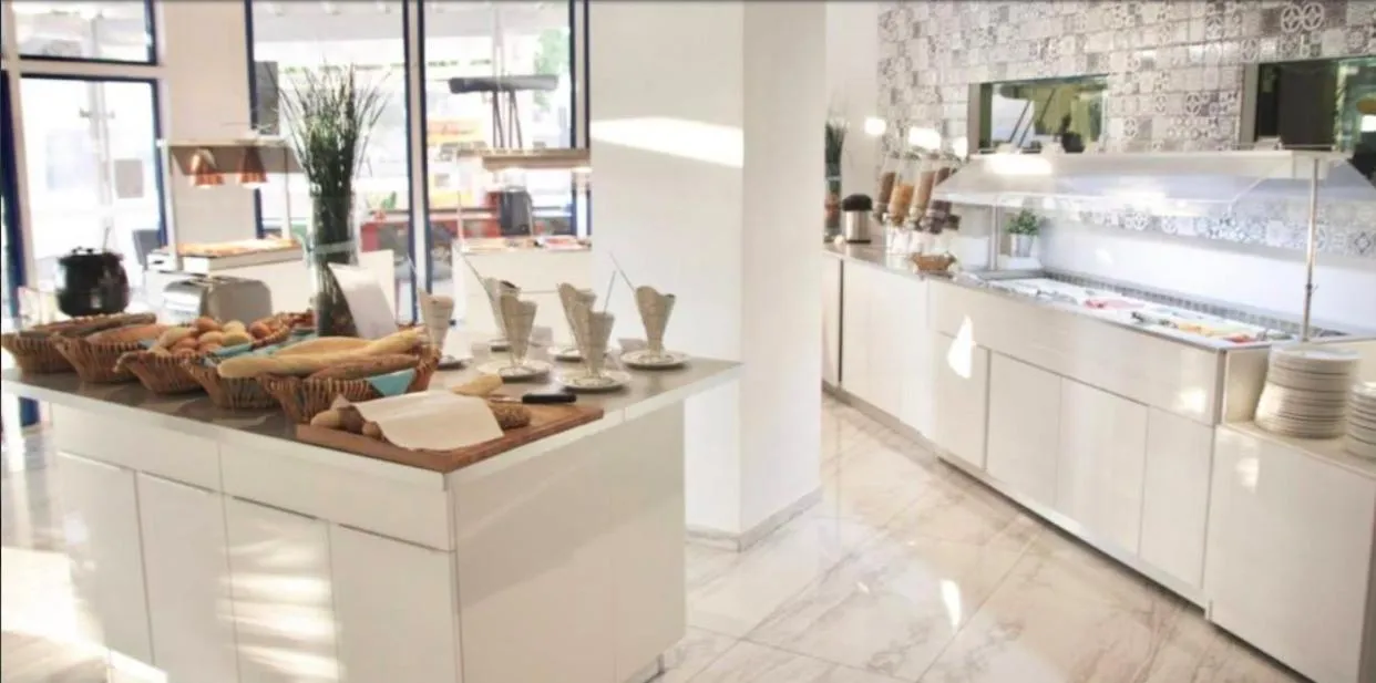 Breakfast in Lantiana Gardens ApartHotel