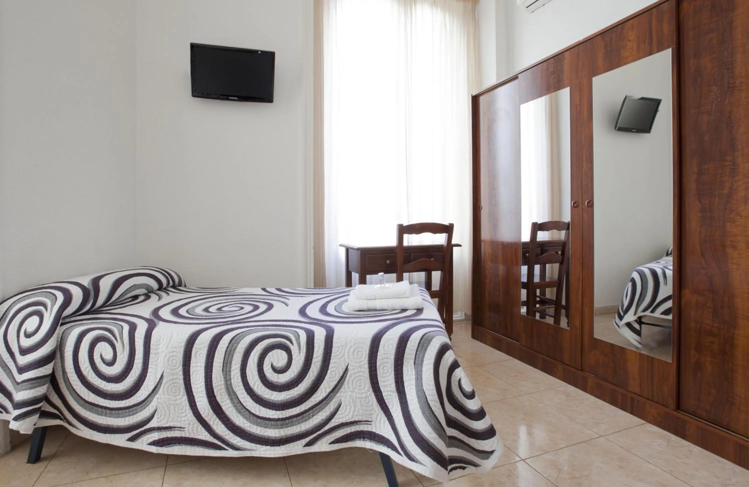 Photo of the whole room, Bed in Hostal Condestable