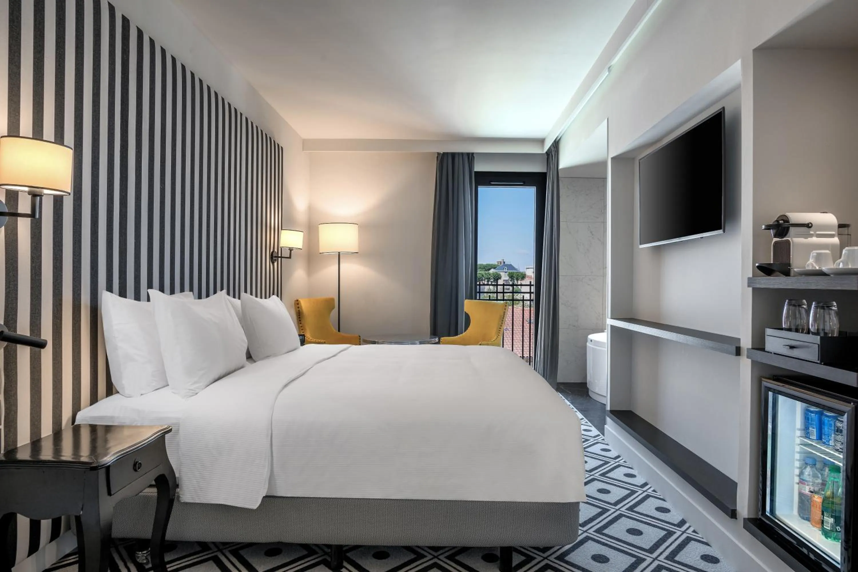 Photo of the whole room, Bed in Hotel du Roi & Spa by SOWELL COLLECTION