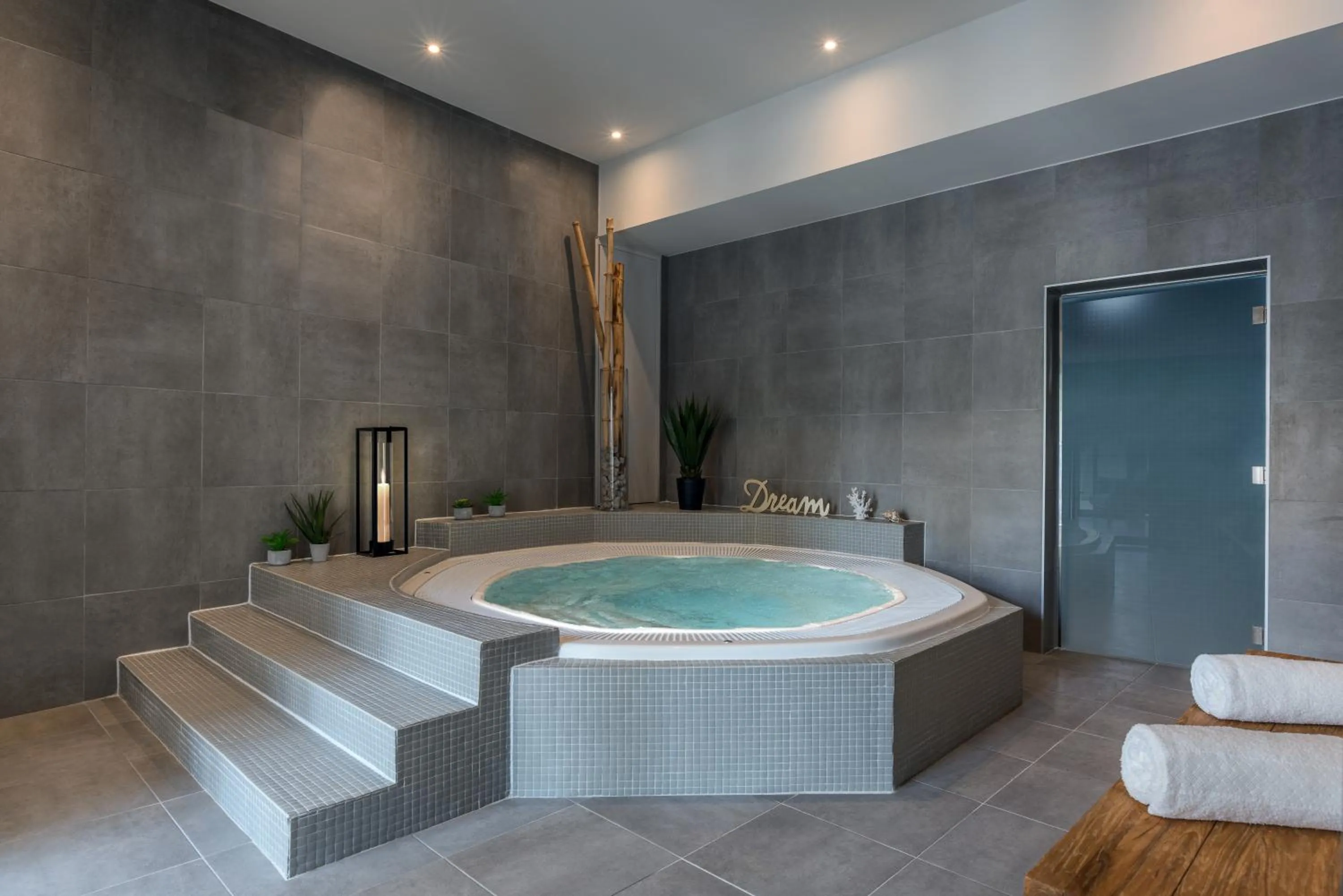 Hot Tub in Hotel du Roi & Spa by SOWELL COLLECTION