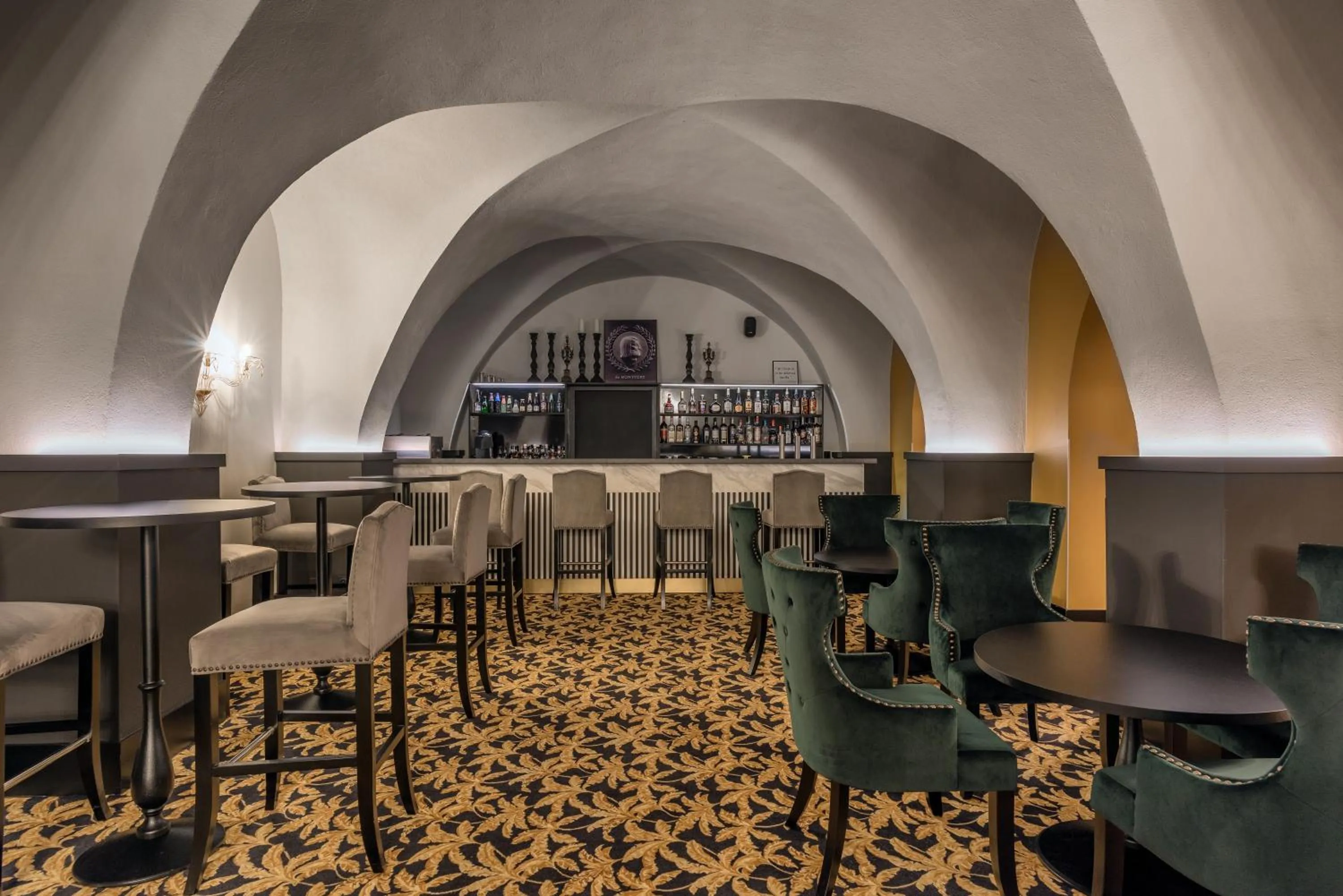 Lounge or bar in Hotel du Roi & Spa by SOWELL COLLECTION