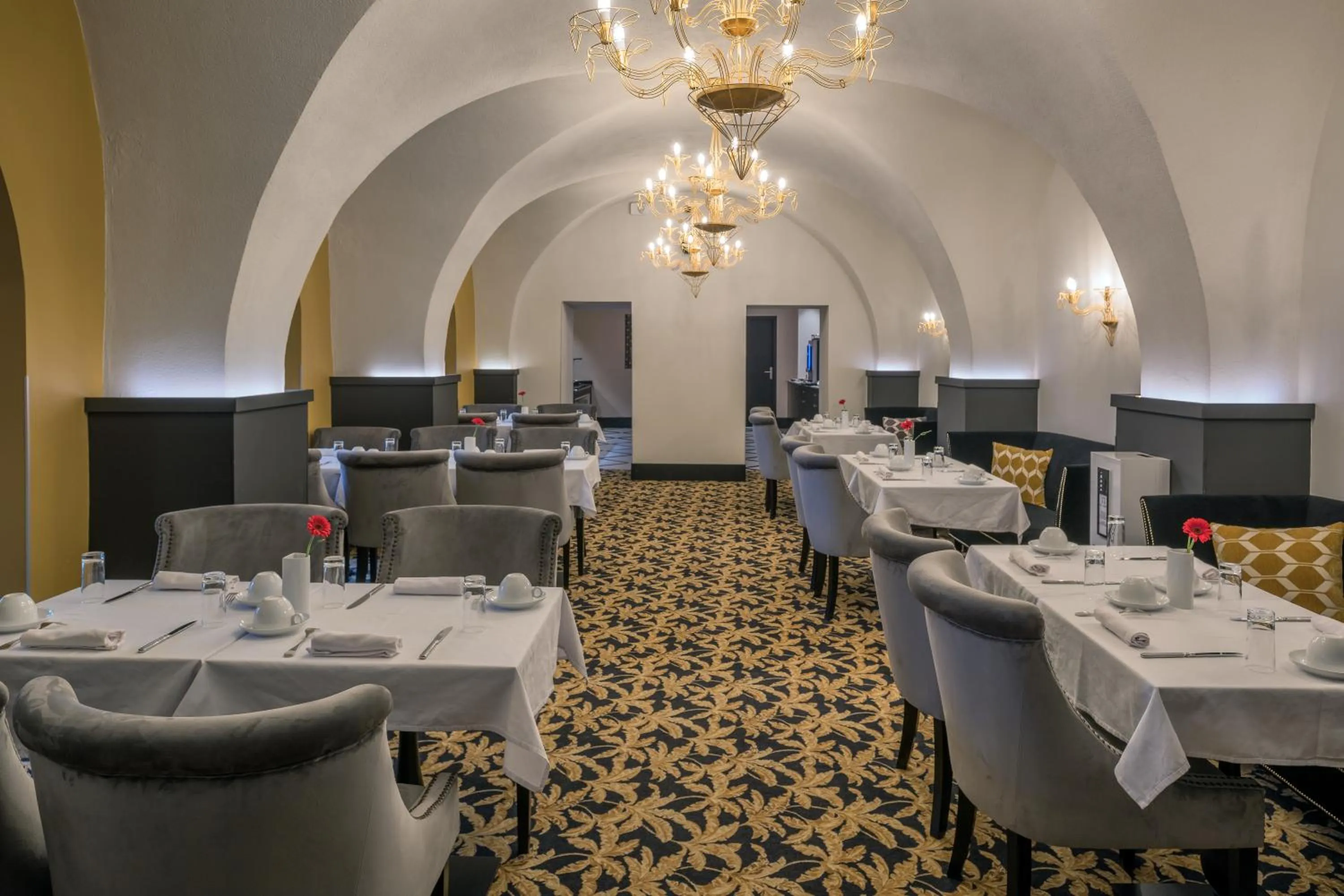 Restaurant/places to eat in Hotel du Roi & Spa by SOWELL COLLECTION