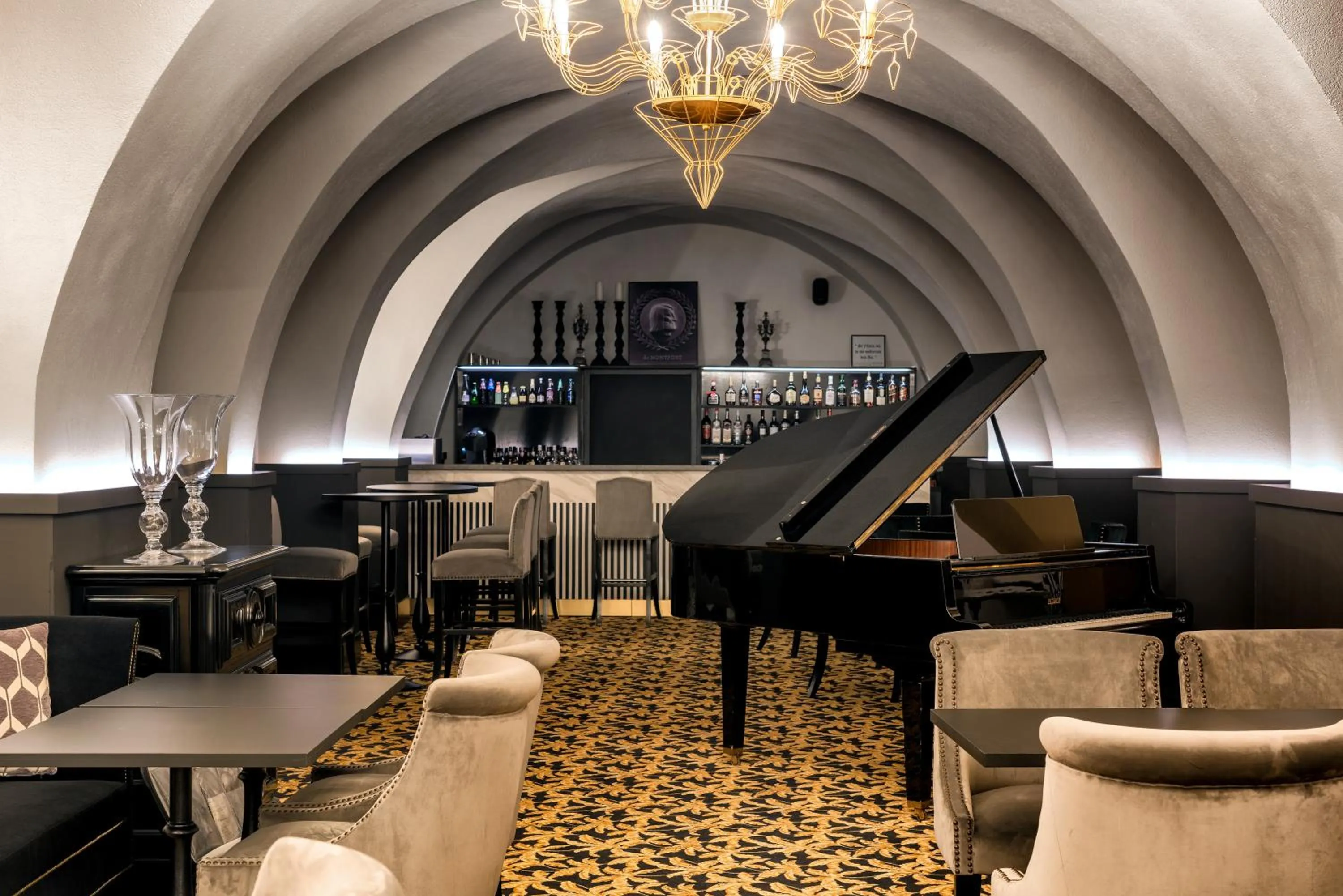 Lounge or bar in Hotel du Roi & Spa by SOWELL COLLECTION