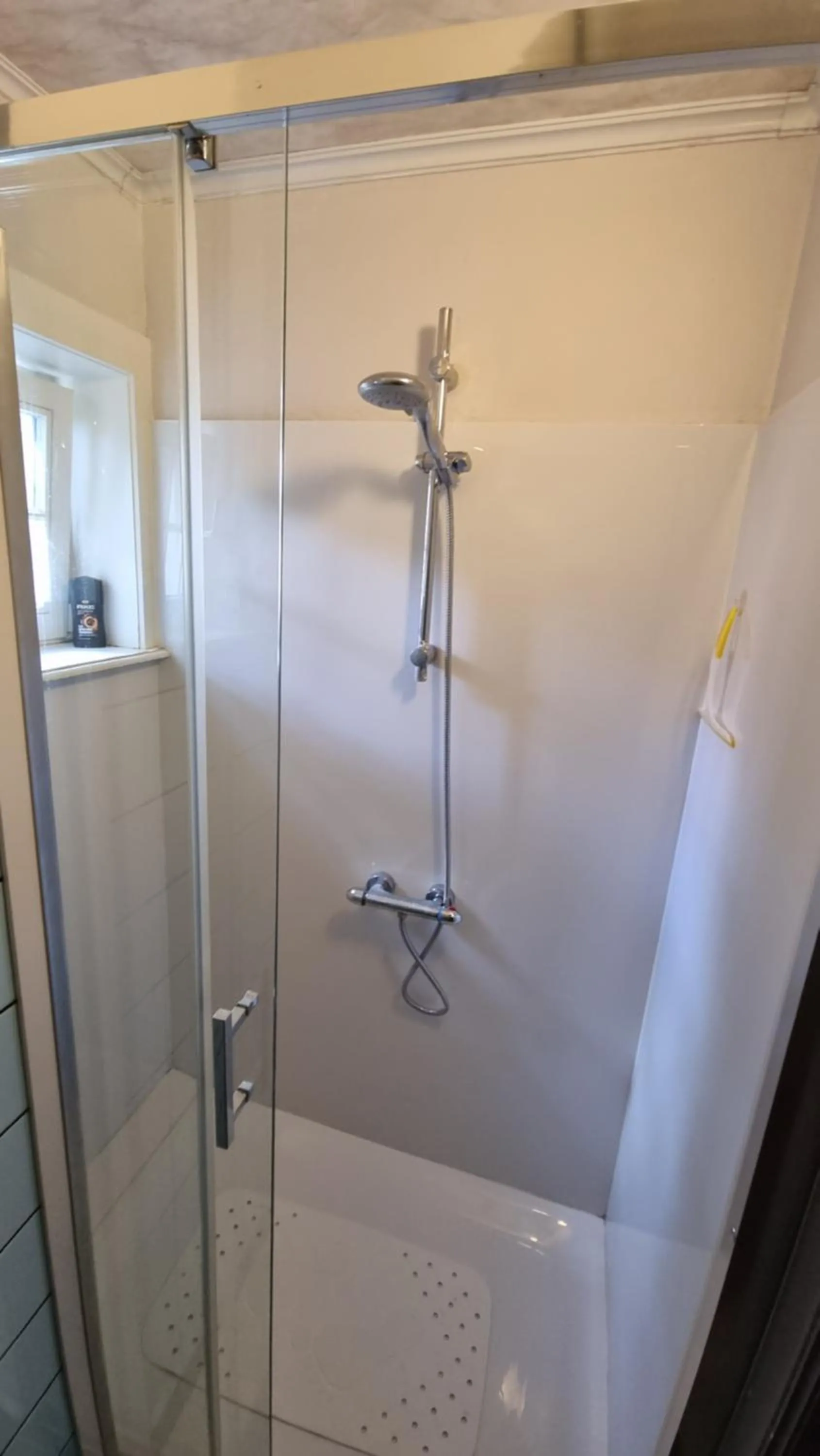 Shower in B&B Villa Fernadine