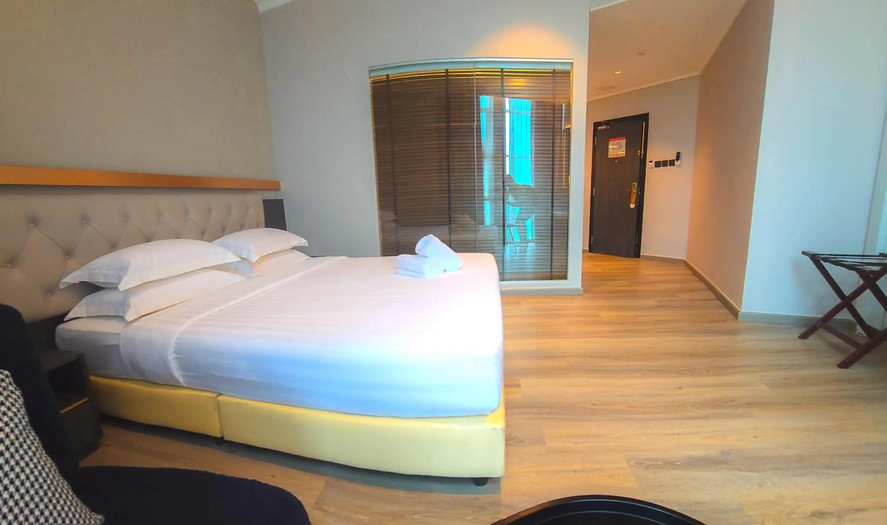Photo of the whole room, Bed in Abell Hotel
