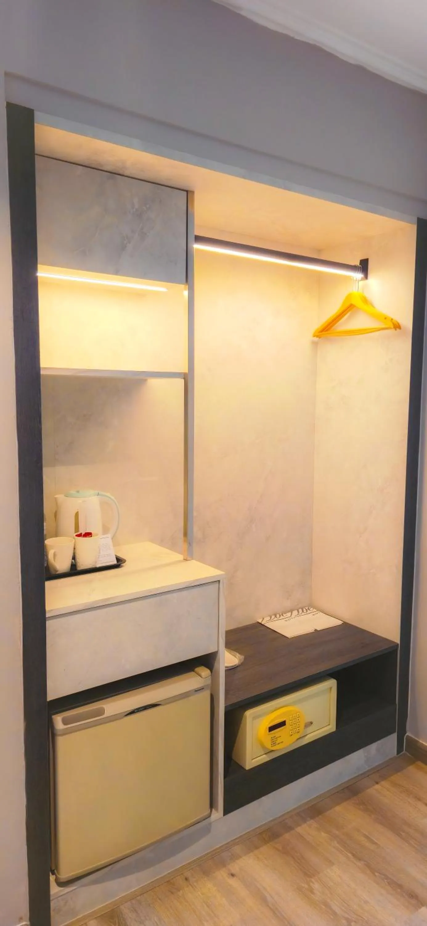 wardrobe in Abell Hotel