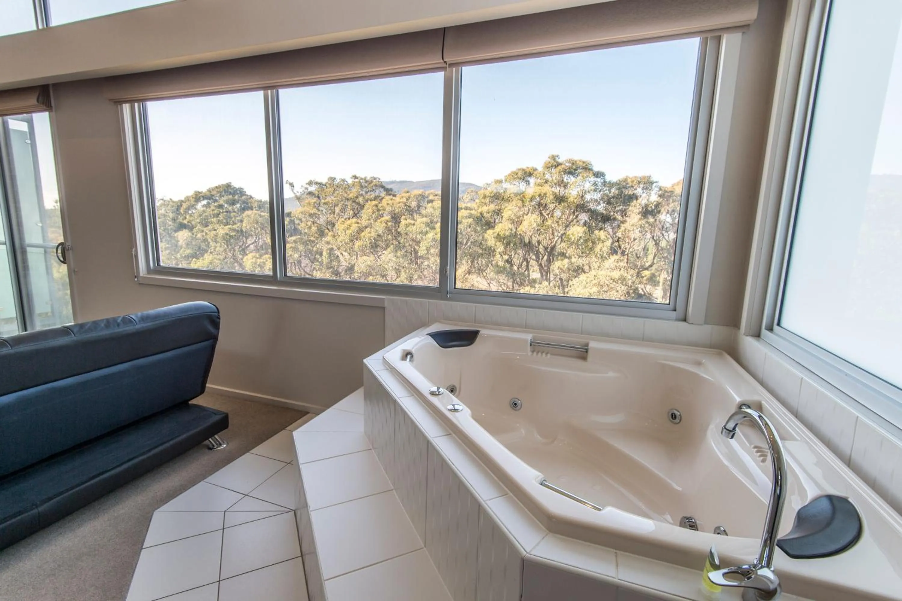 Hot Tub in Macedon Ranges Hotel & Spa
