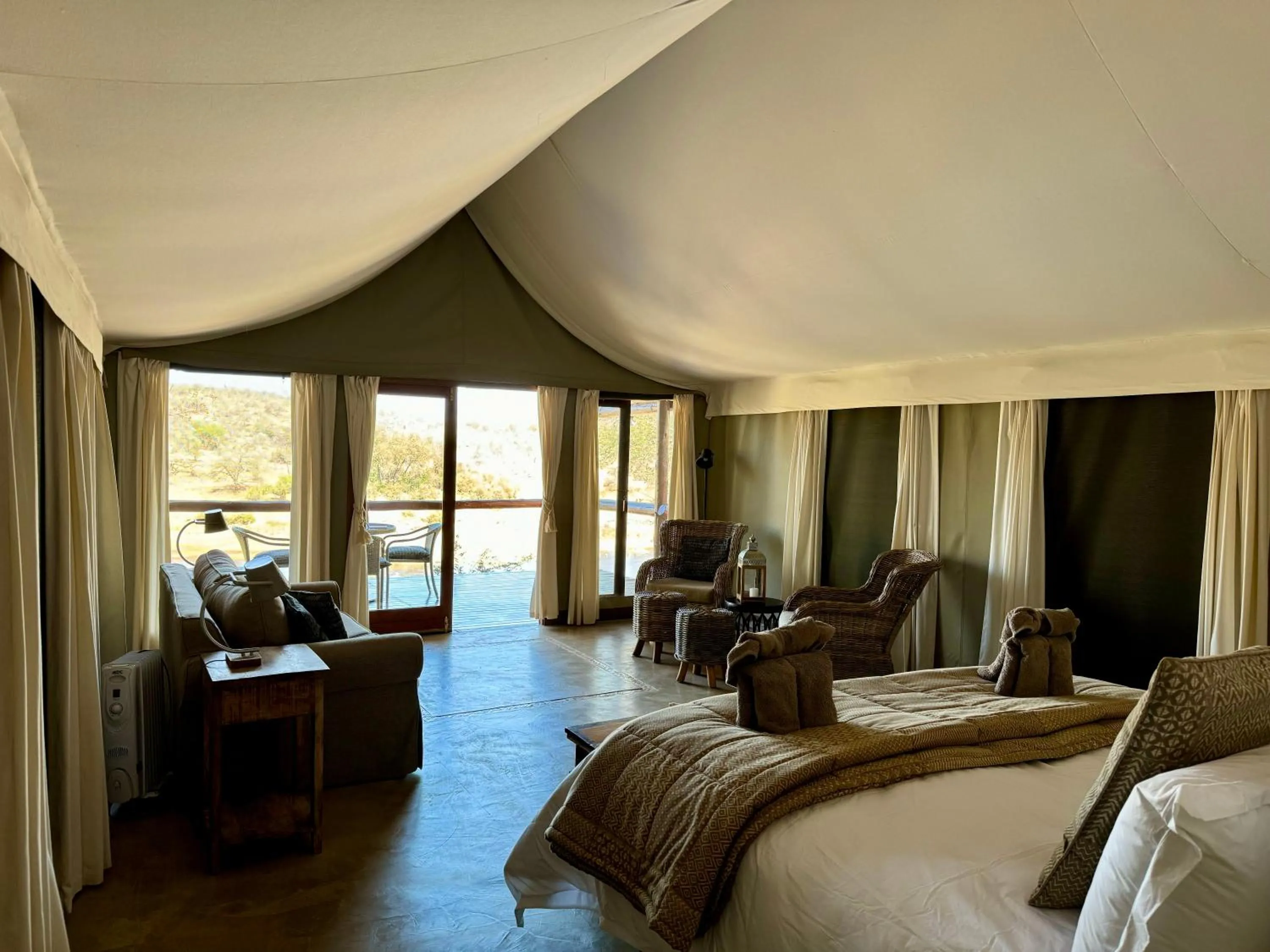 Living room, Bed in Nyati Safari Lodge