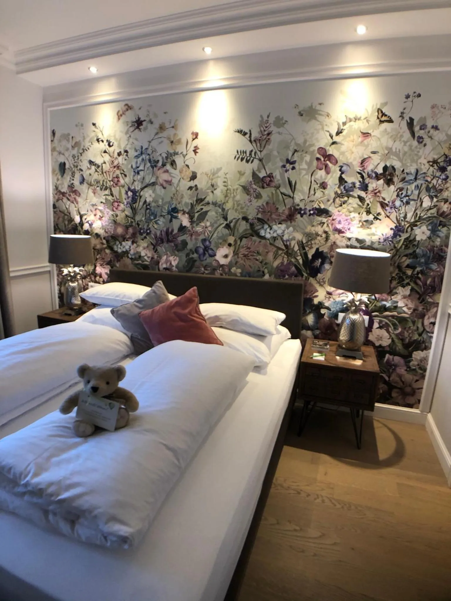 Photo of the whole room, Bed in The Starnbergsee Hideaway