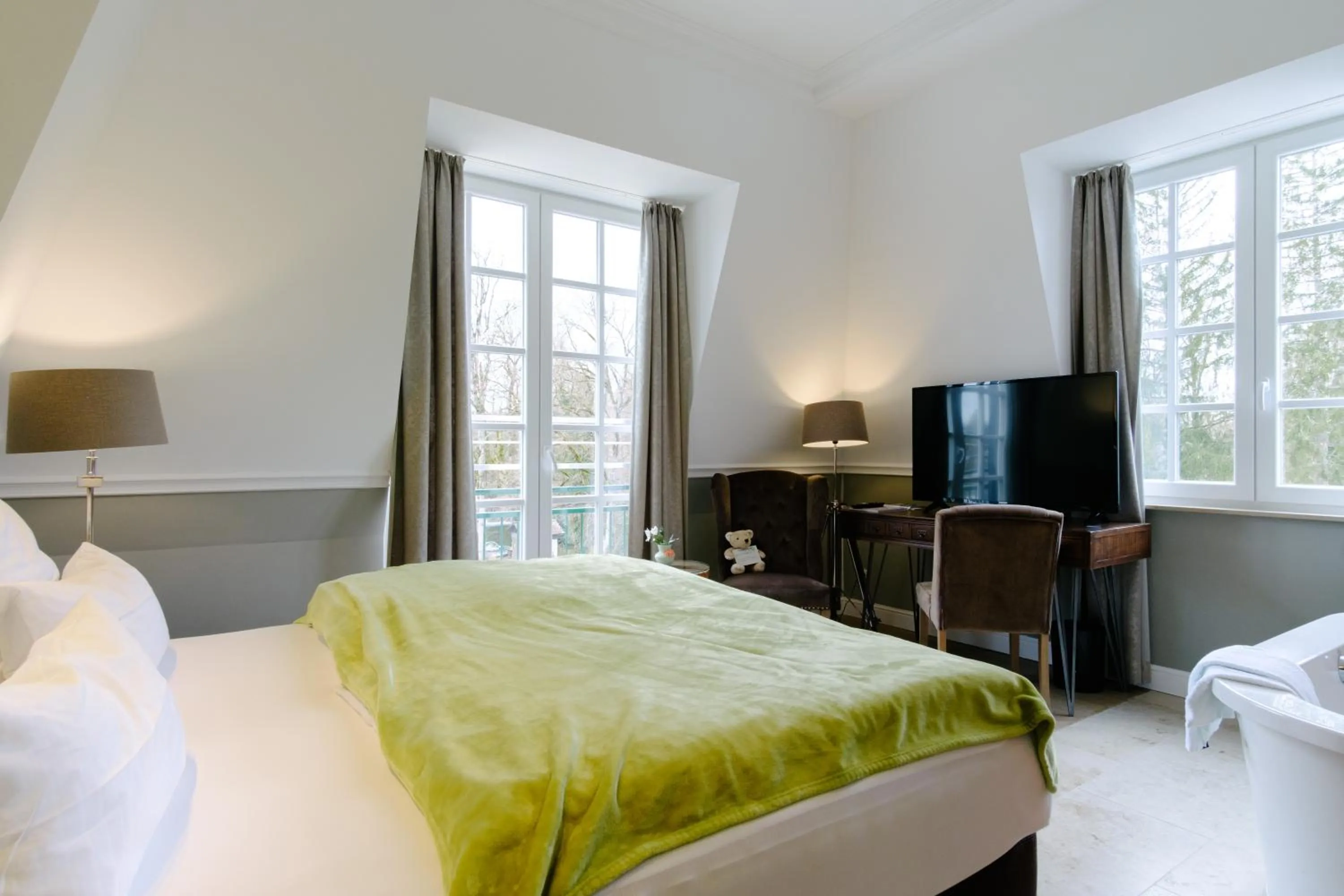 Bed in The Starnbergsee Hideaway