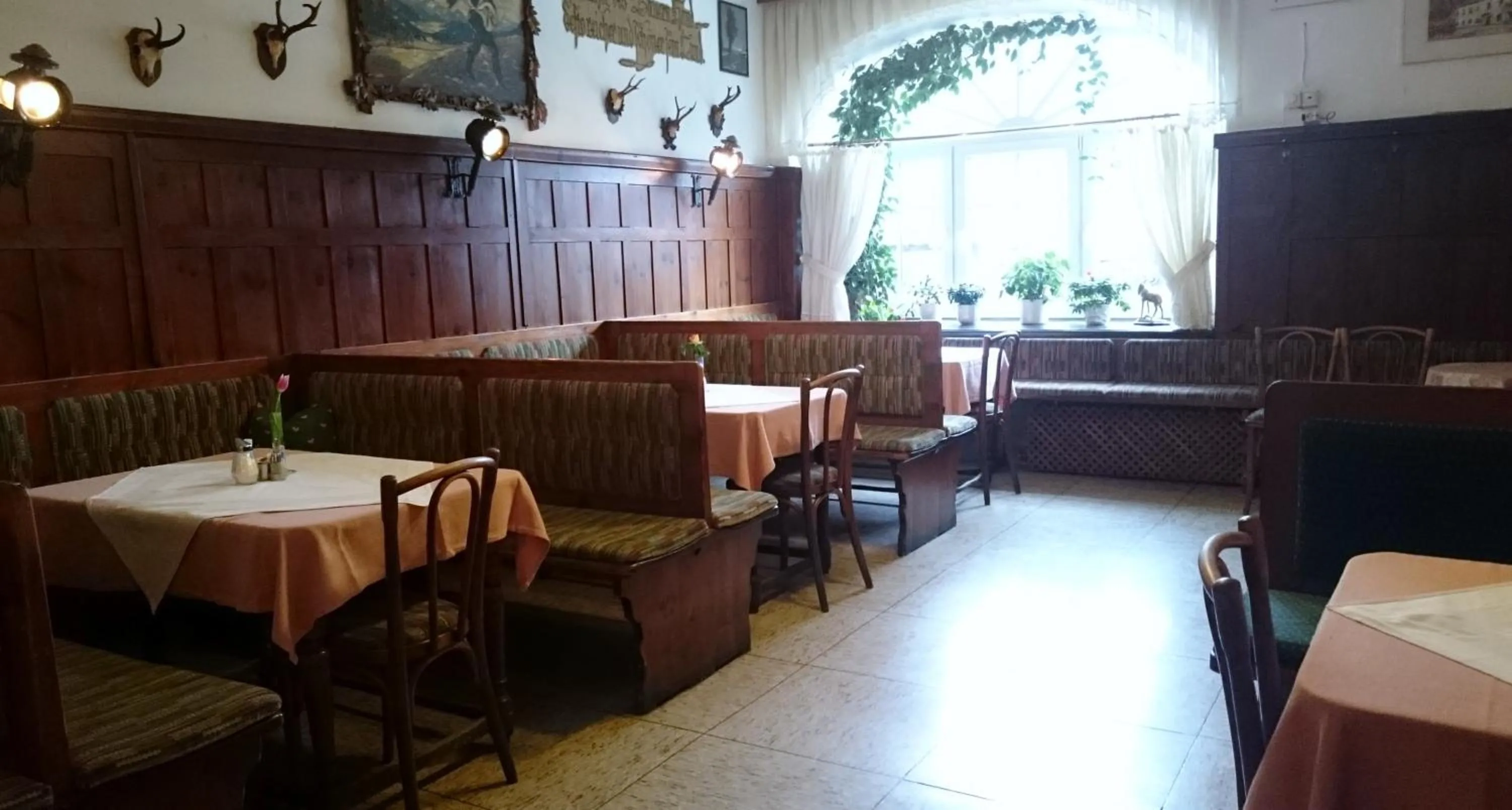 Restaurant/places to eat in Hotel zum goldenen Hirschen