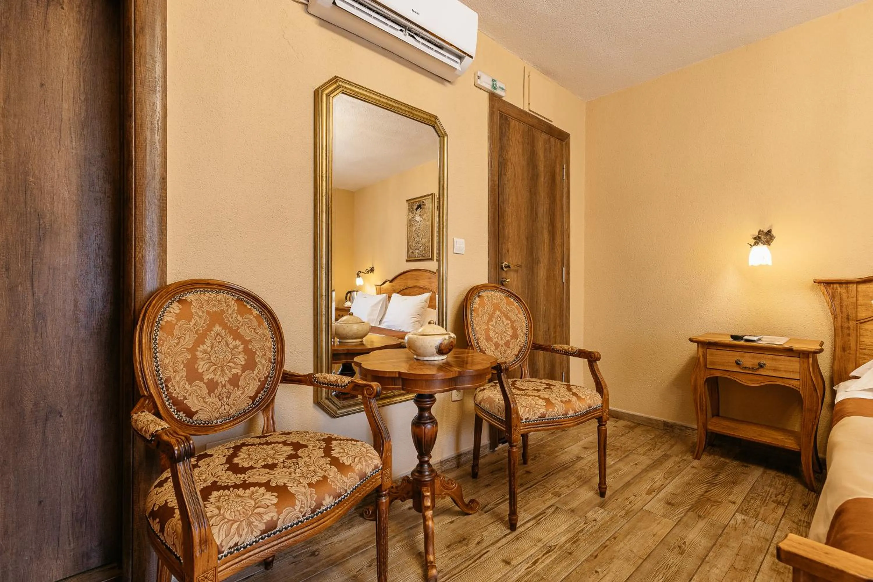 Seating area in Hotel Monte Cristo