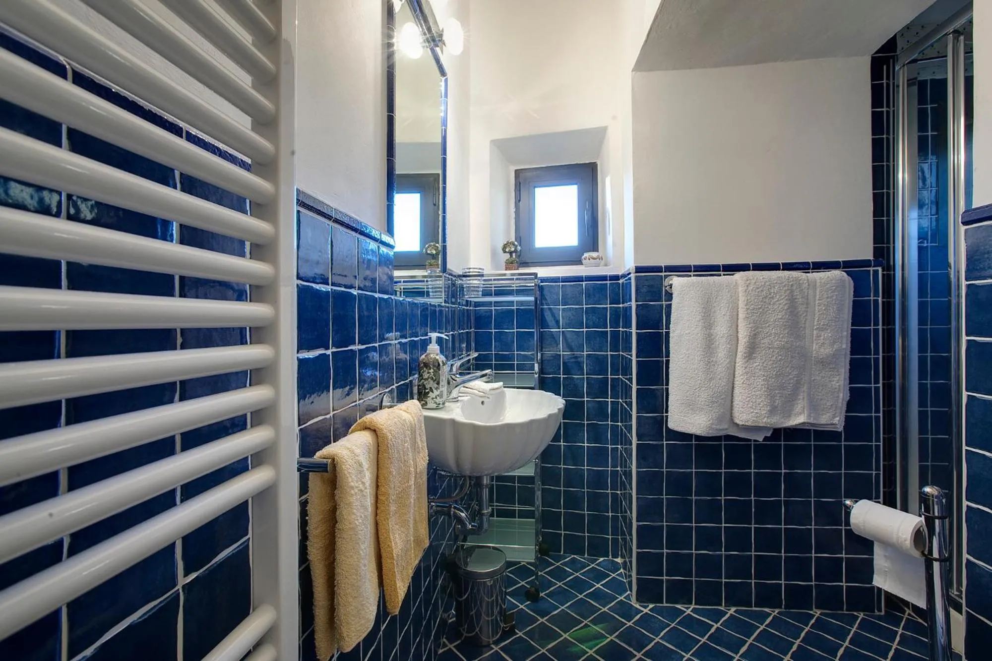 Bathroom in Torre Donati by Mmega