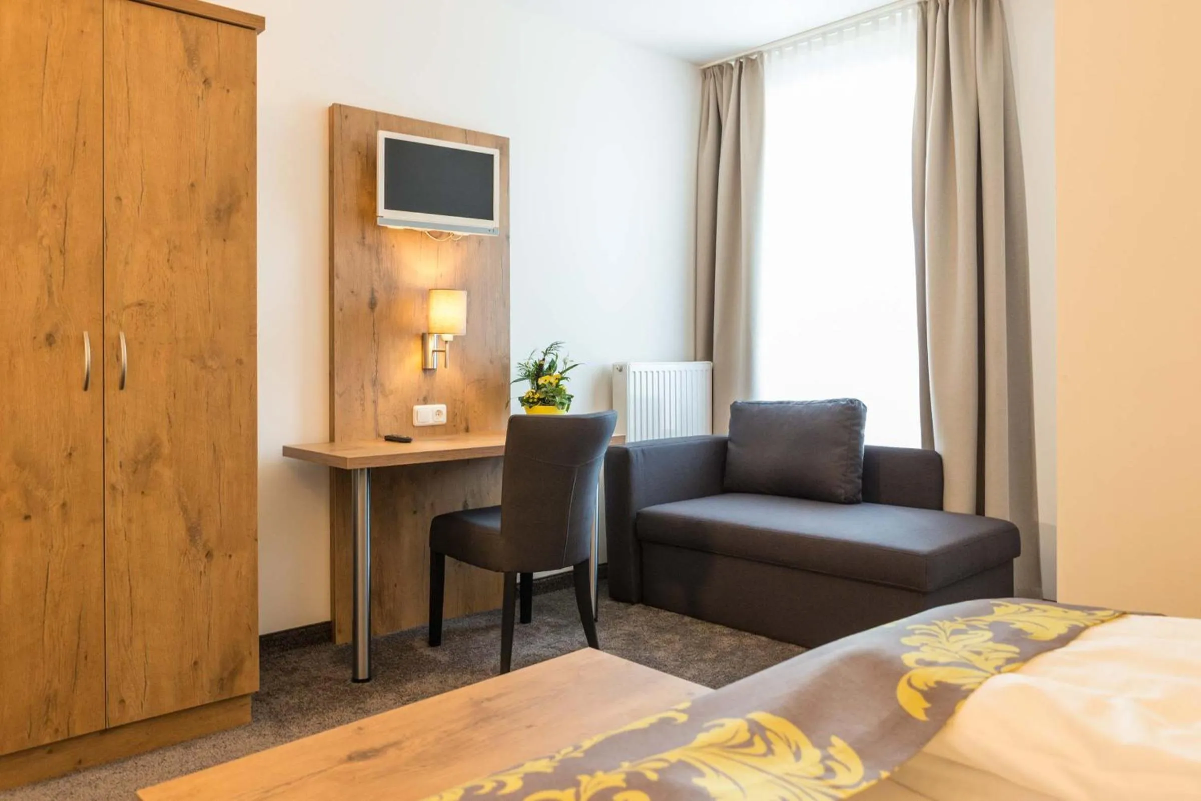 Seating area, Bed in Hotel Haunstetter Hof Augsburg