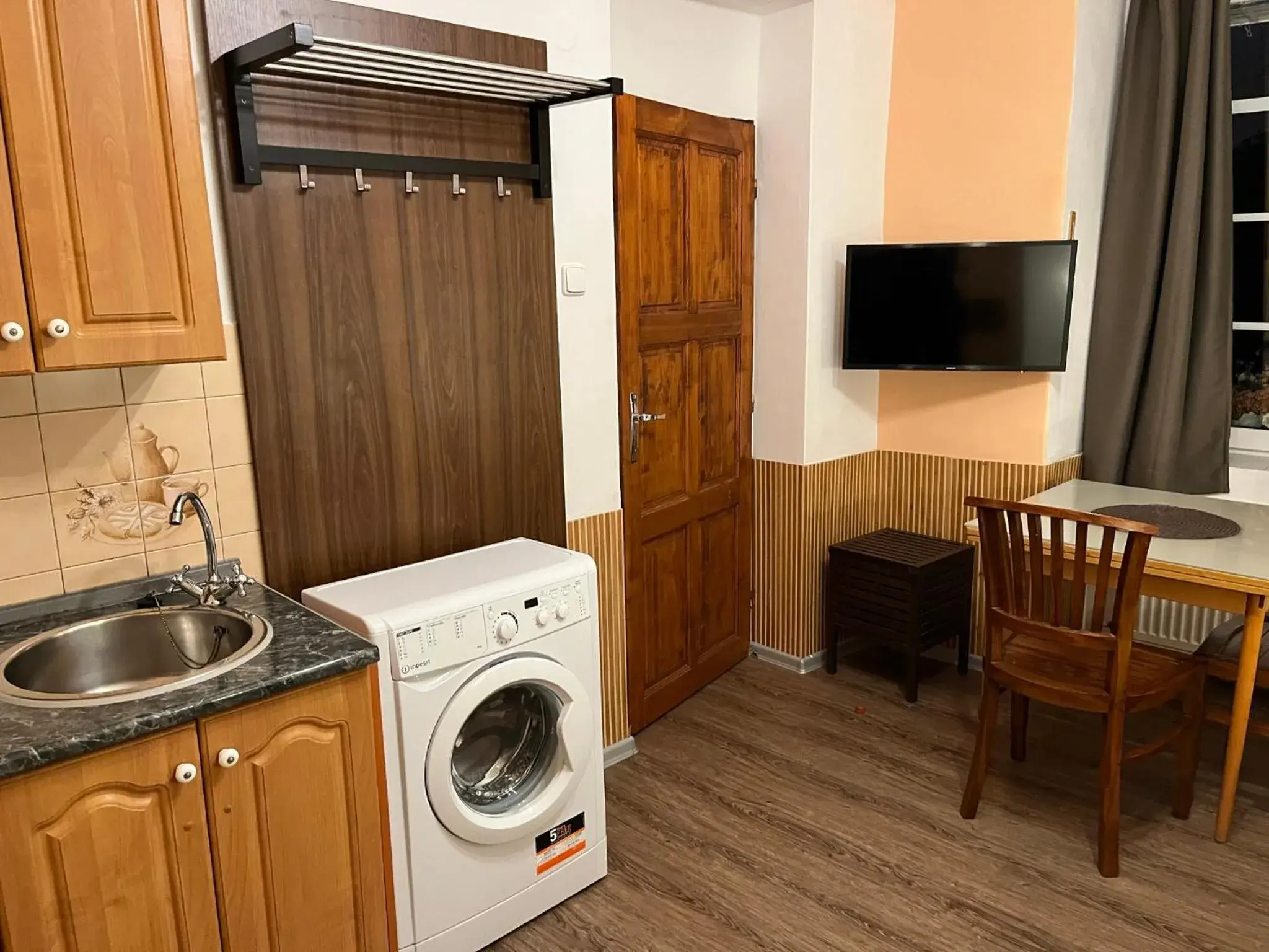 Single Room with Shared Shower and Toilet - single occupancy in Mila Apartments Single Room with Shared Shower and Toilet - single occupancy in Mila Apartments