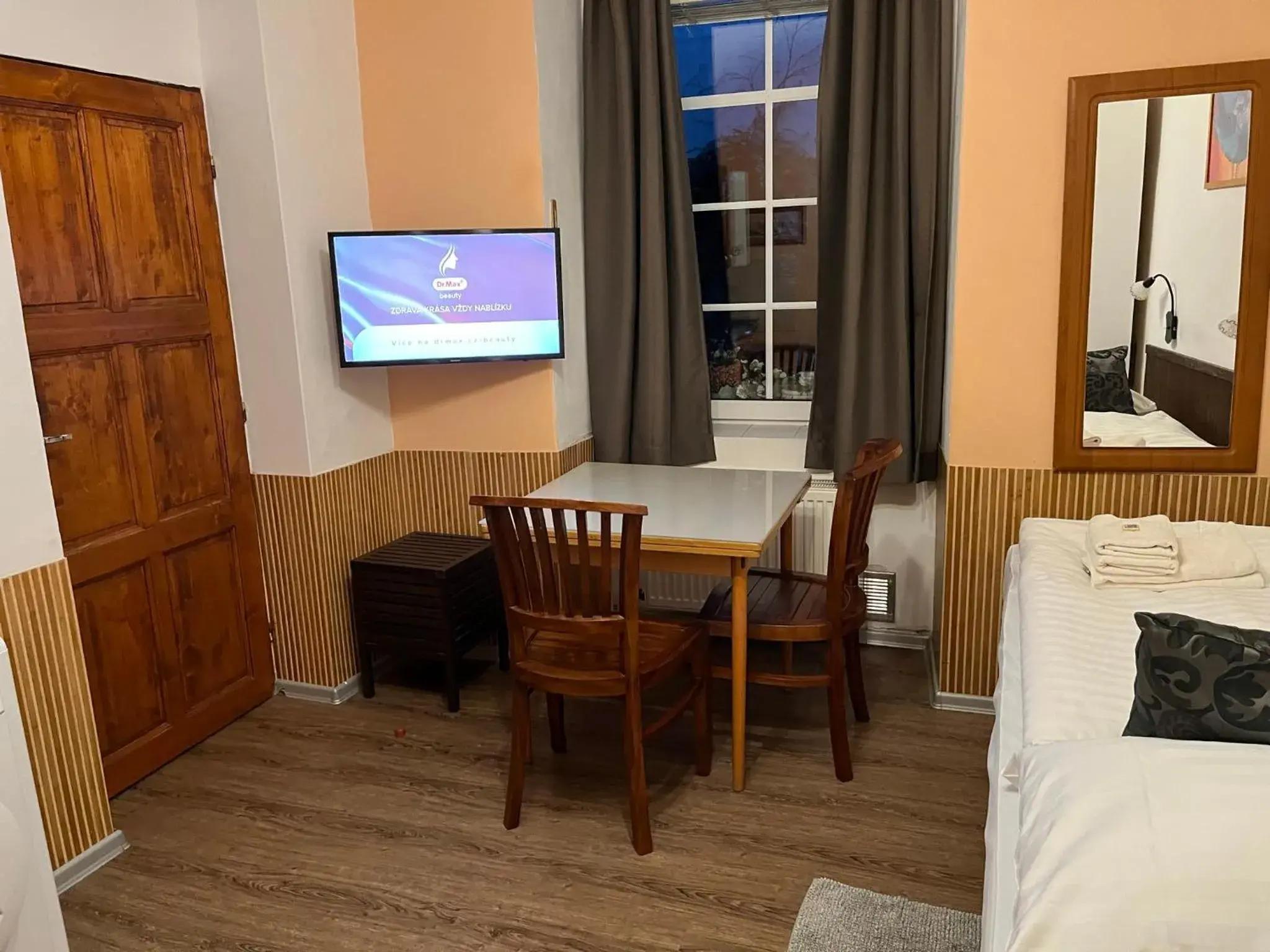 Single Room with Shared Shower and Toilet - single occupancy in Mila Apartments Single Room with Shared Shower and Toilet - single occupancy in Mila Apartments