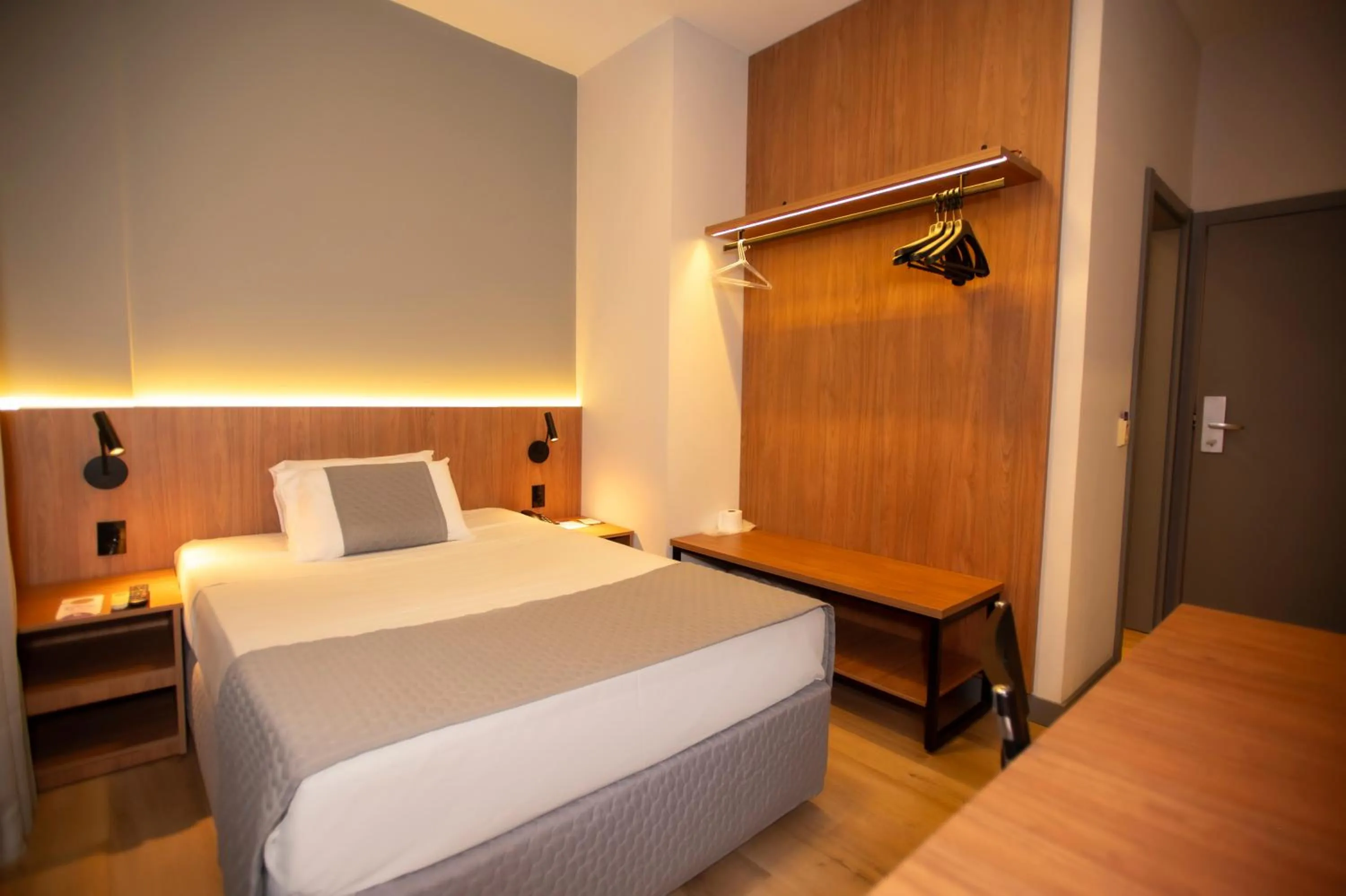 Bedroom, Bed in Delcas Hotel