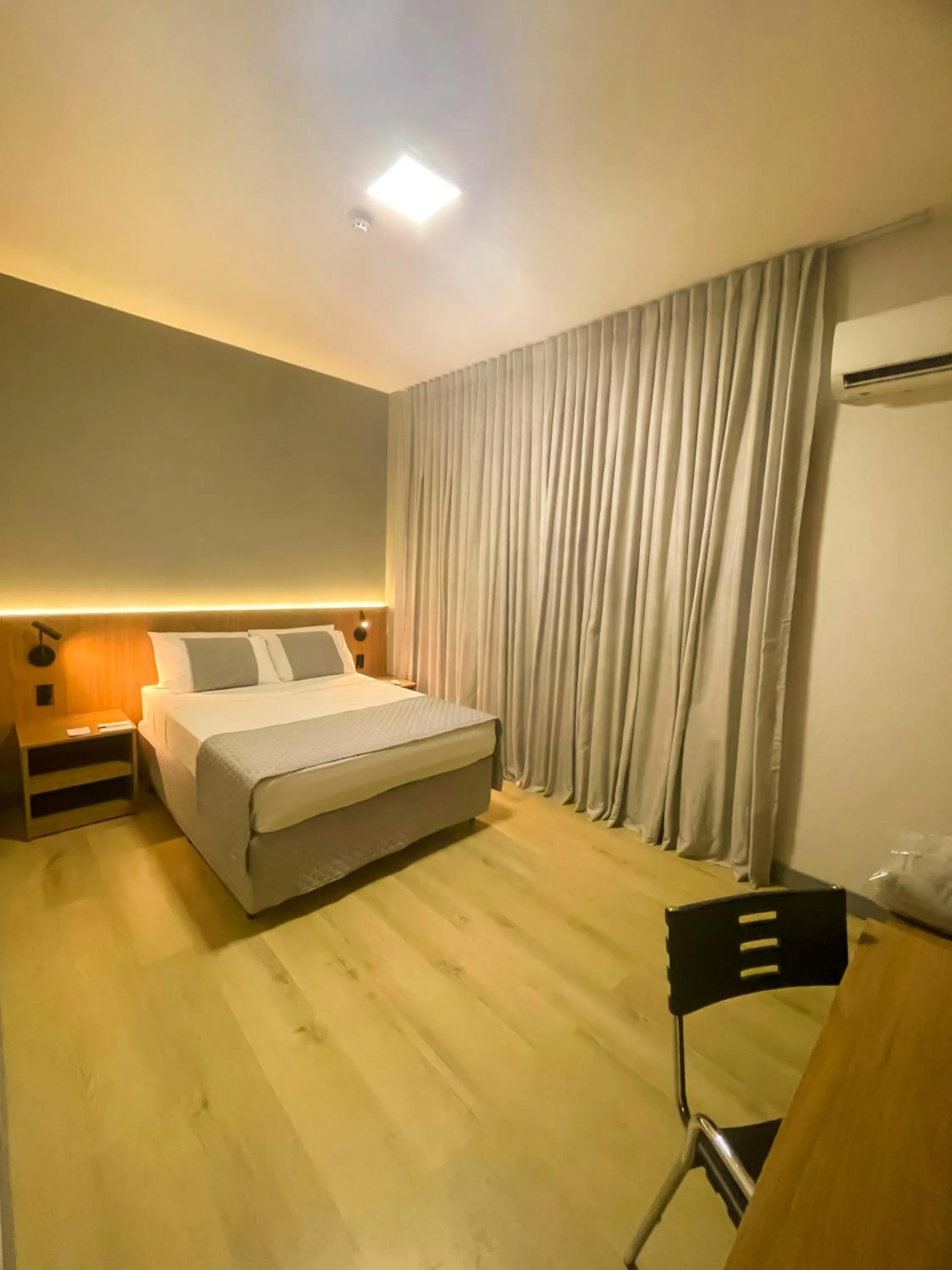 Bedroom, Bed in Delcas Hotel