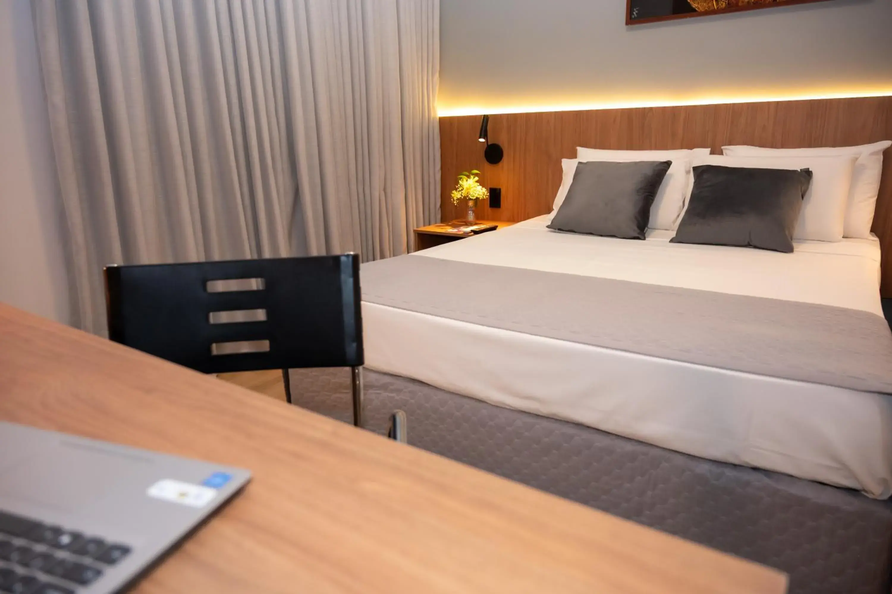 Bedroom, Bed in Delcas Hotel Bedroom, Bed in Delcas Hotel