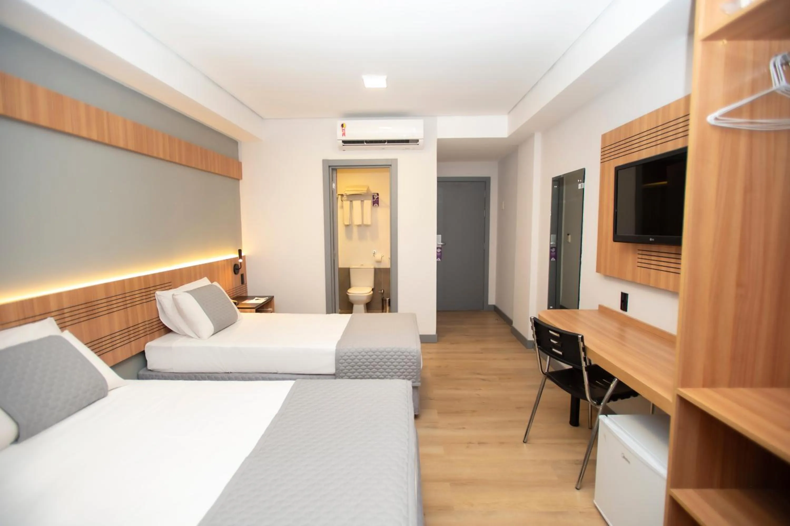 Bedroom, Bed in Delcas Hotel