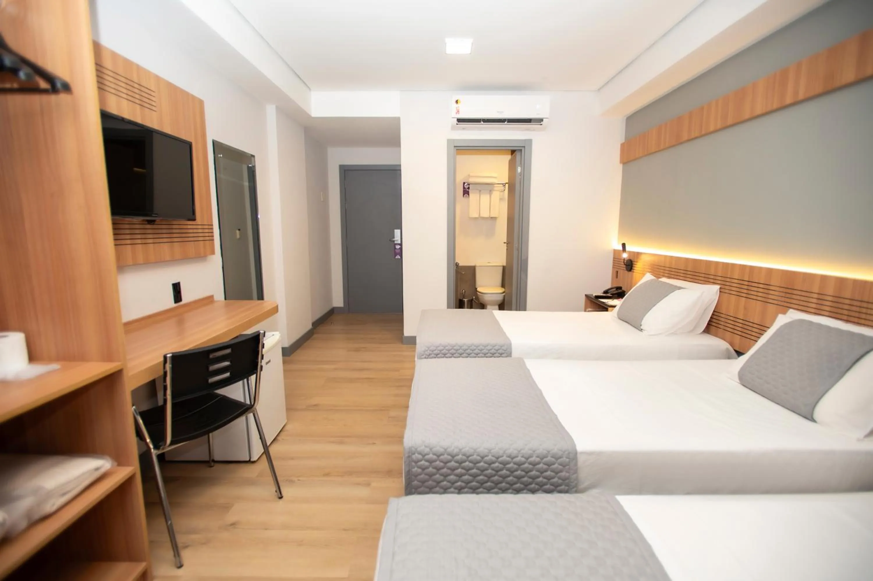 Bedroom, Bed in Delcas Hotel