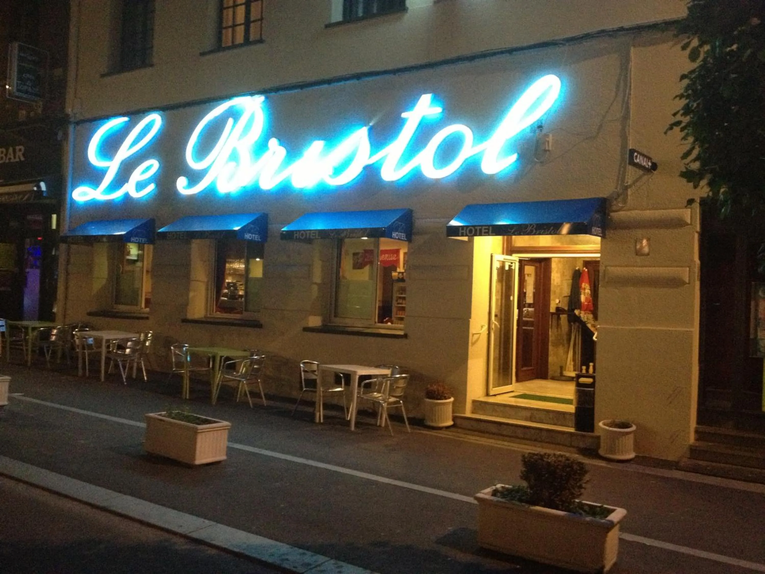 Restaurant/places to eat in Hotel Le Bristol