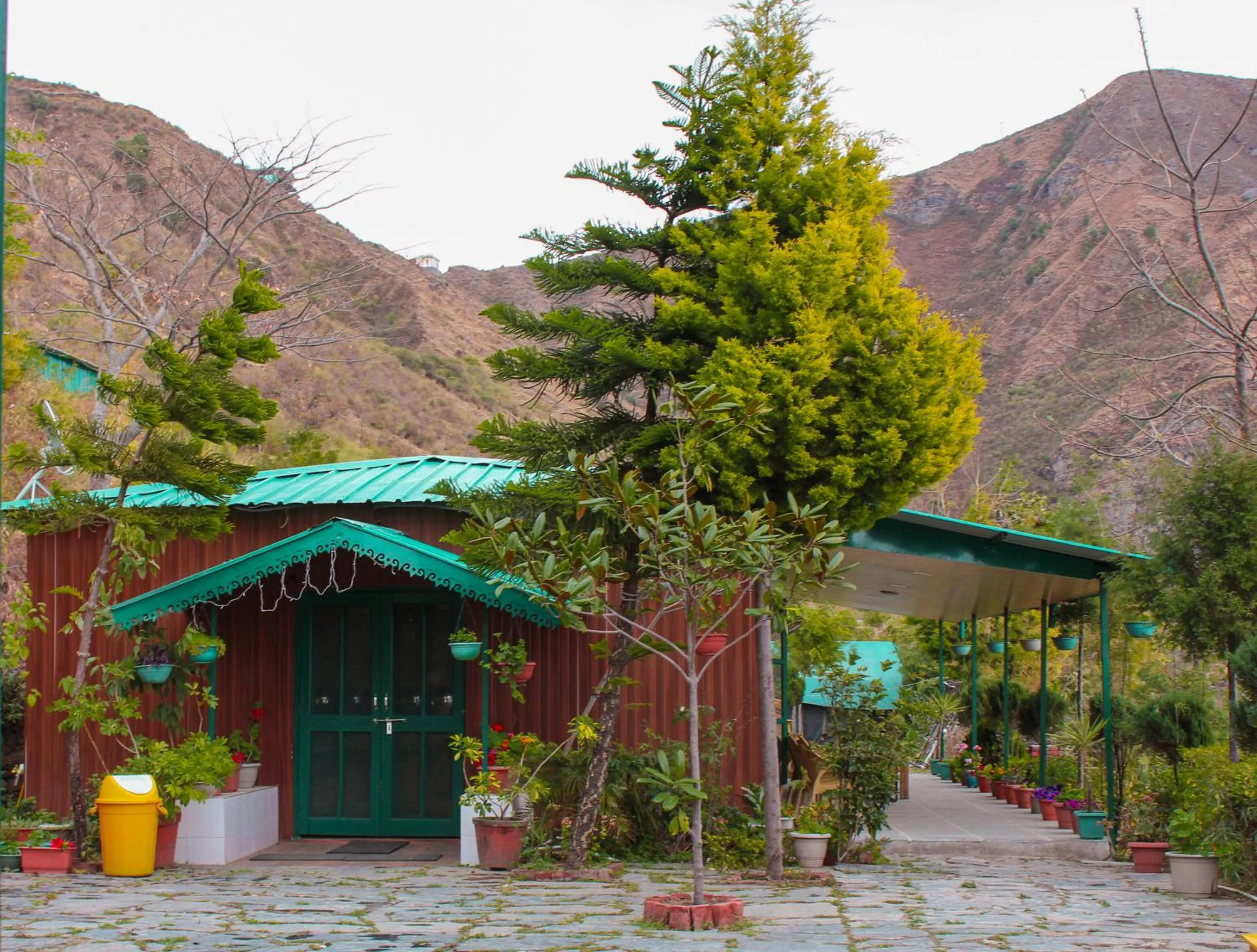 Dining area in Room on the Roof, Viraatkhai-Chakrata, By Himalayan Eco Lodges