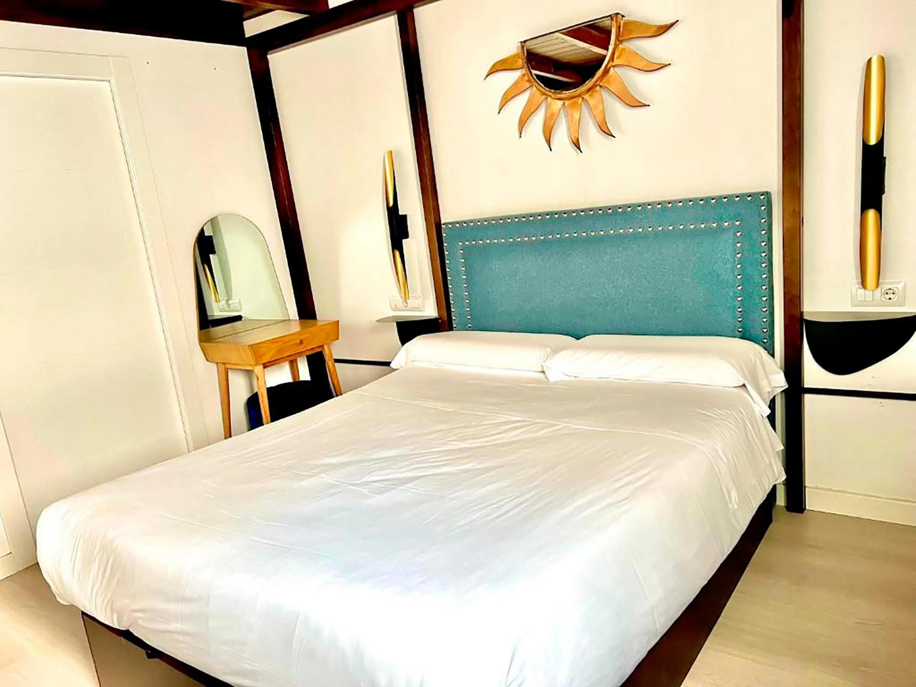 Bedroom, Bed in Apartamentos Real Suites Realejo 3000