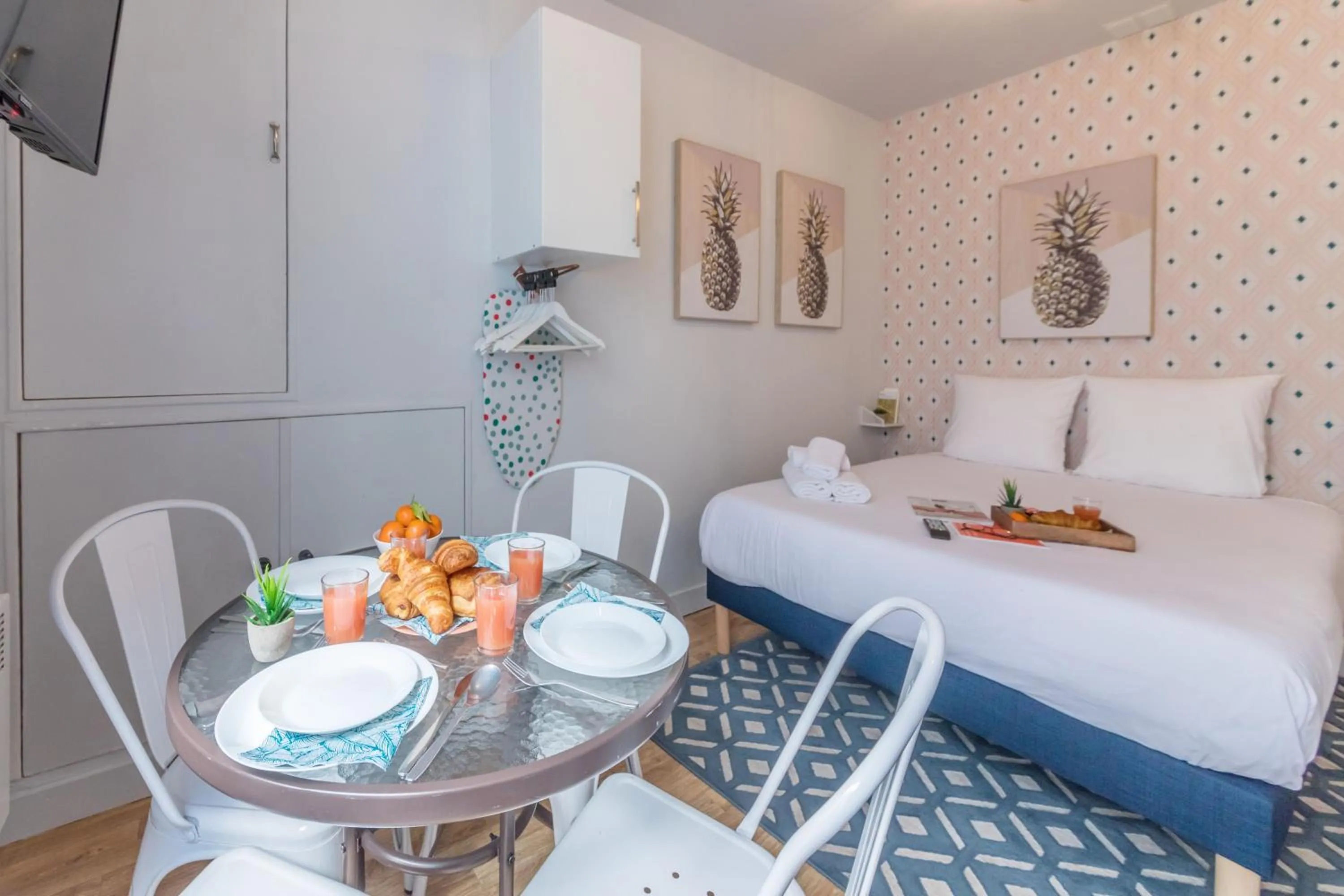 TV and multimedia, Bed in WS Opéra - Galeries Lafayette