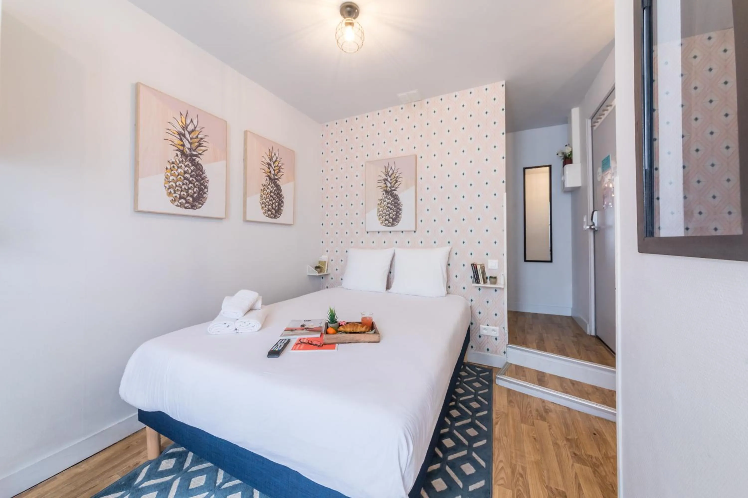 Photo of the whole room, Bed in WS Opéra - Galeries Lafayette