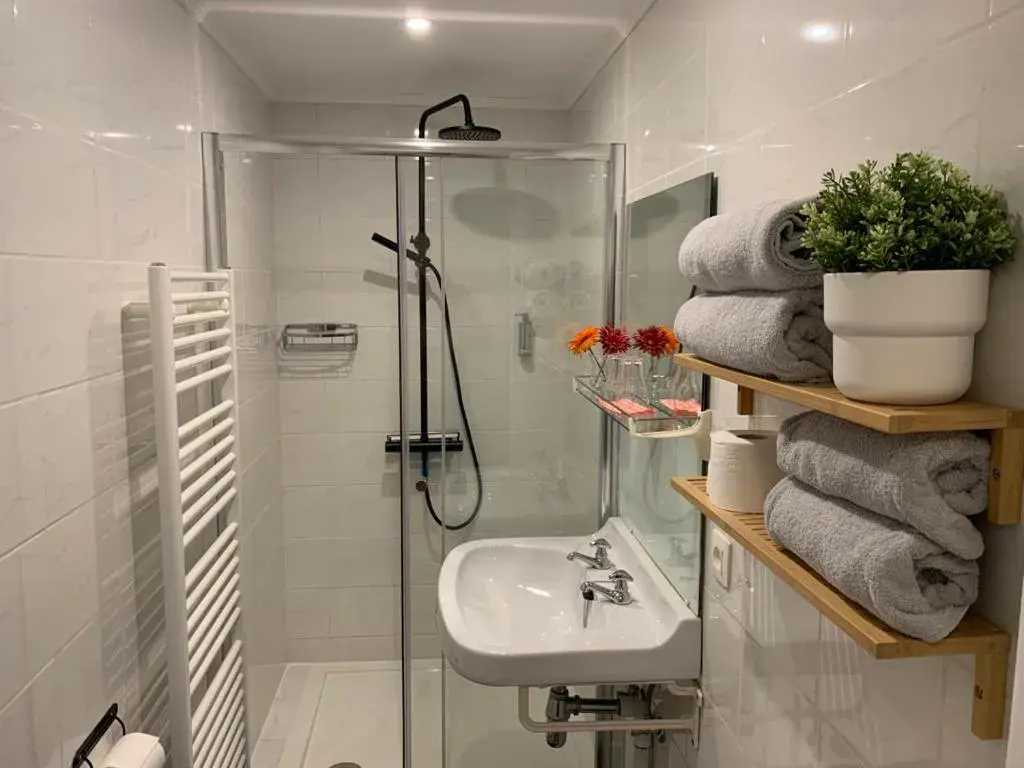 Double Room with Private Bathroom in La Fleur et Le Soleil (F&S) Double Room with Private Bathroom in La Fleur et Le Soleil (F&S)