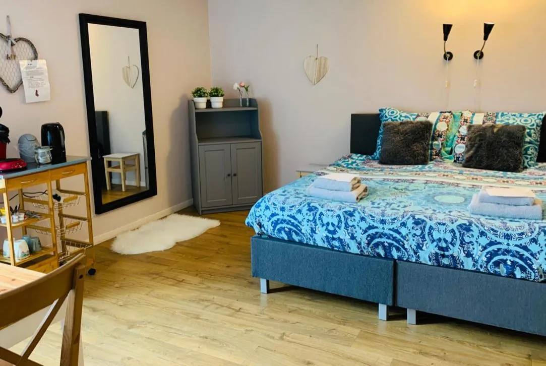 Bed in La Fleur et Le Soleil (F&S)