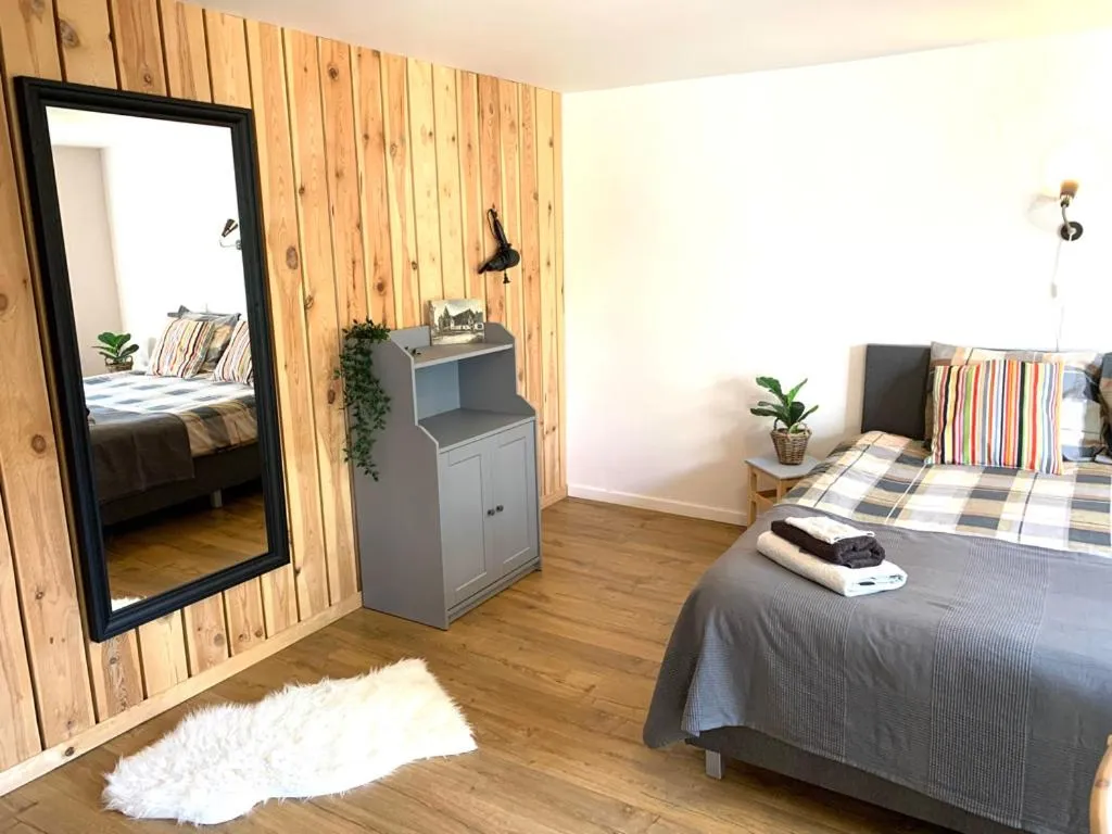 Bed in La Fleur et Le Soleil (F&S)