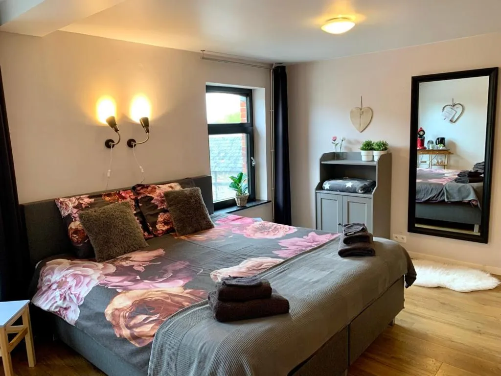 Bed in La Fleur et Le Soleil (F&S)