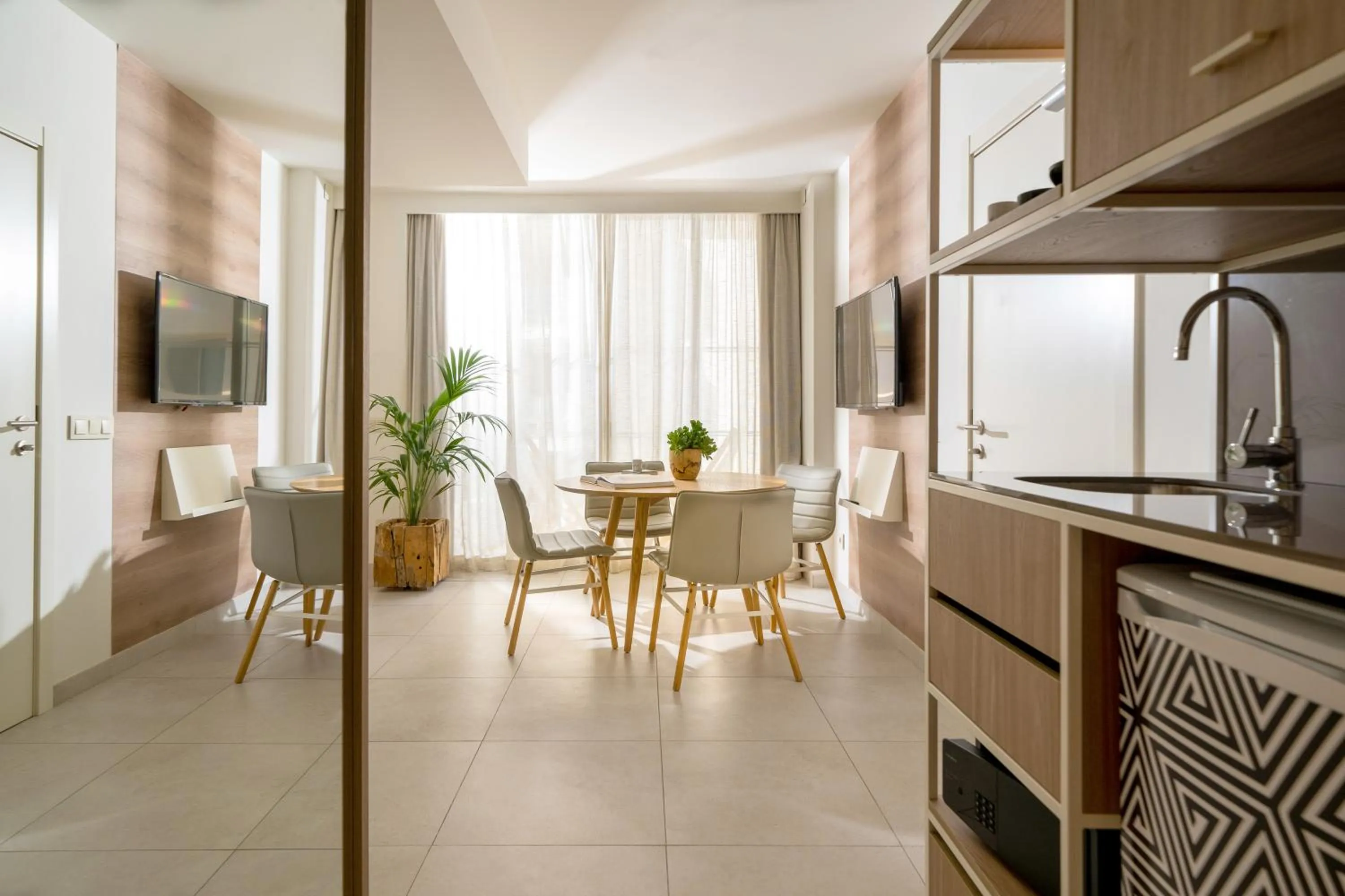 TV and multimedia in INNSiDE by Meliá Calviá Beach