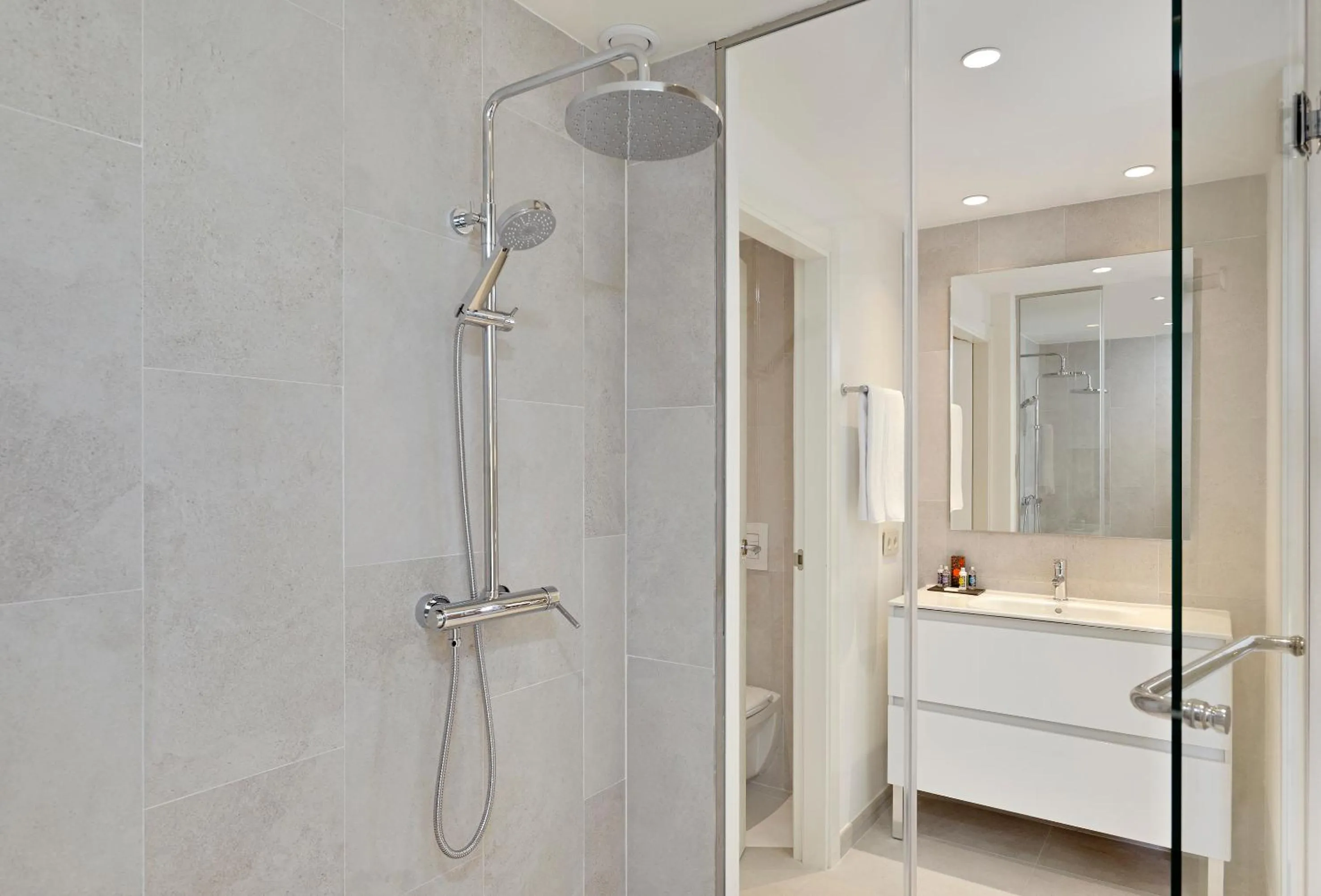 Bathroom in INNSiDE by Meliá Calviá Beach