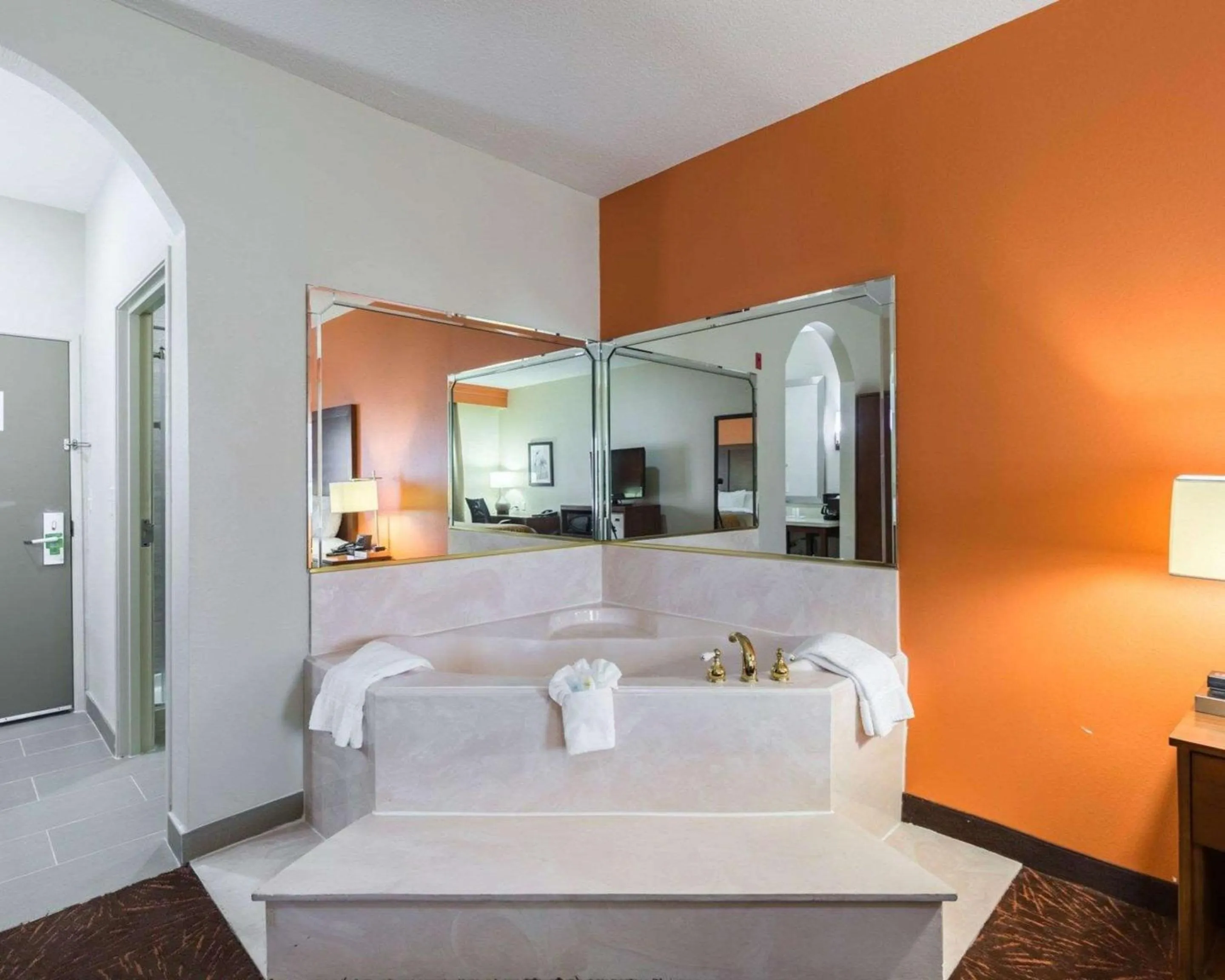 Bedroom, Bed in Econo Lodge Inn & Suites East Houston I-10