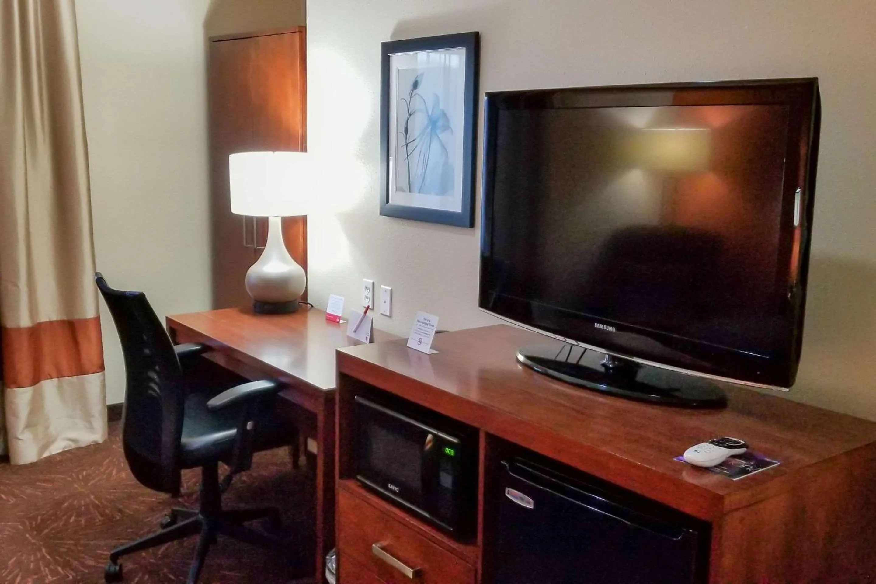 Bedroom in Econo Lodge Inn & Suites East Houston I-10