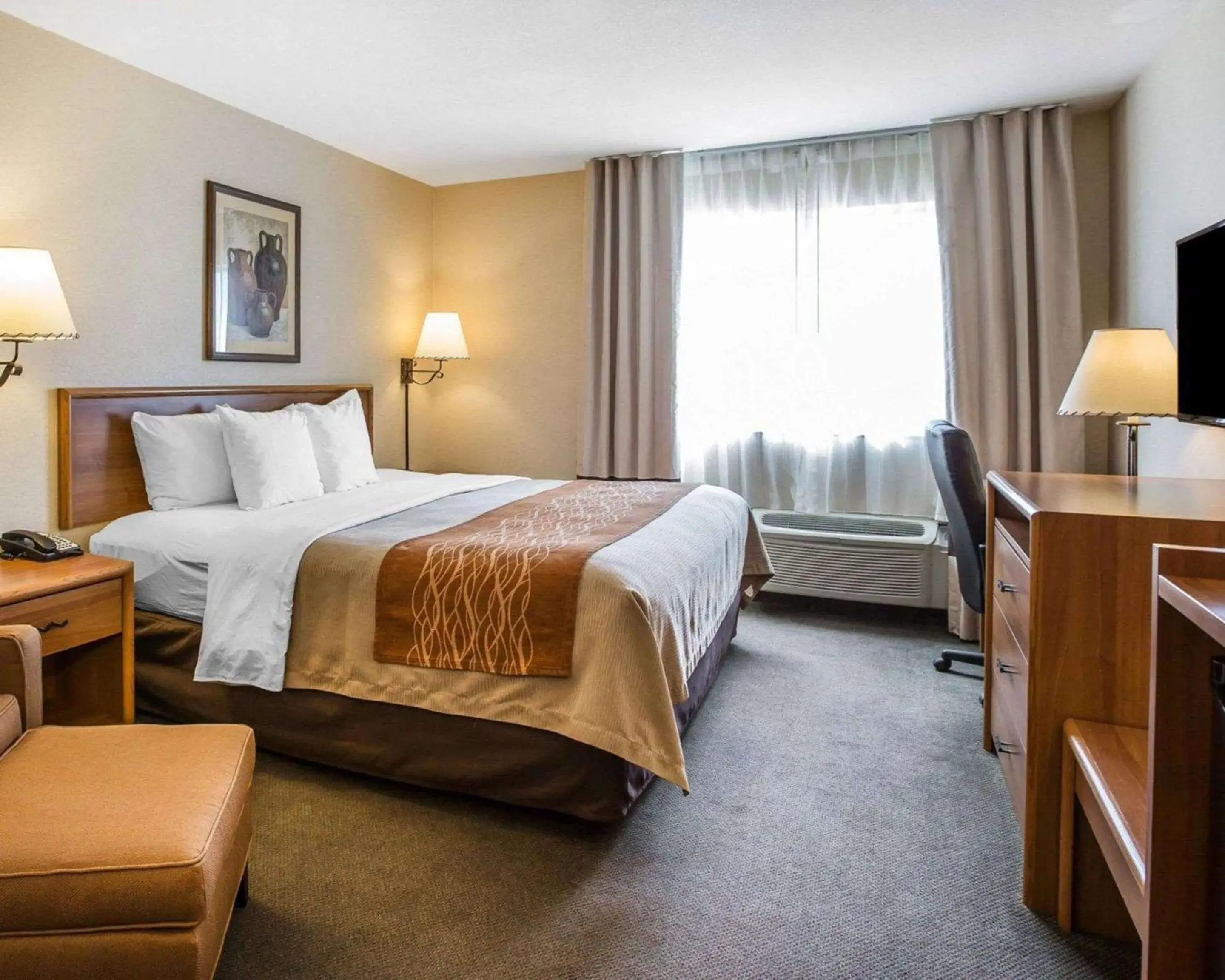 Photo of the whole room, Bed in Quality Inn Lone Pine near Mount Whitney Photo of the whole room, Bed in Quality Inn Lone Pine near Mount Whitney