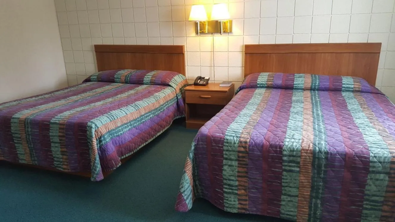 Bed in Oakridge Motel