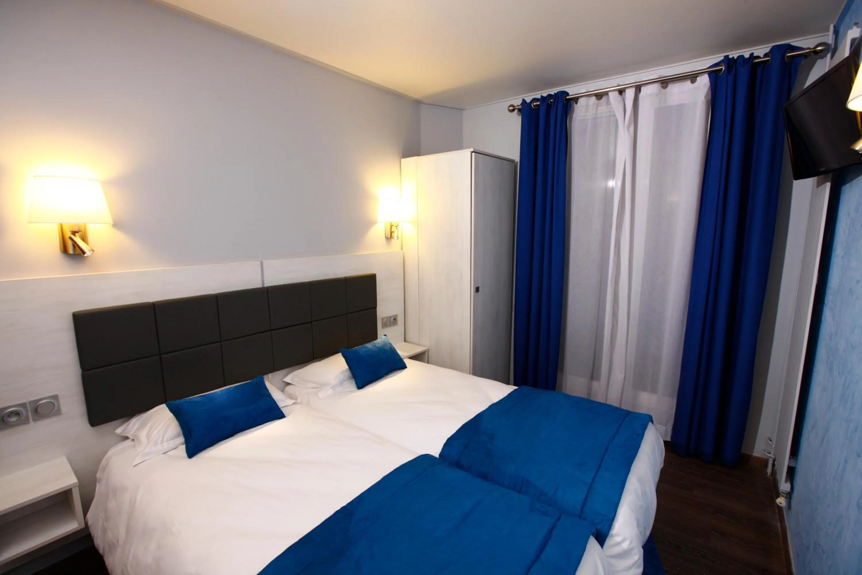 Bedroom, Bed in Hôtel Sunny