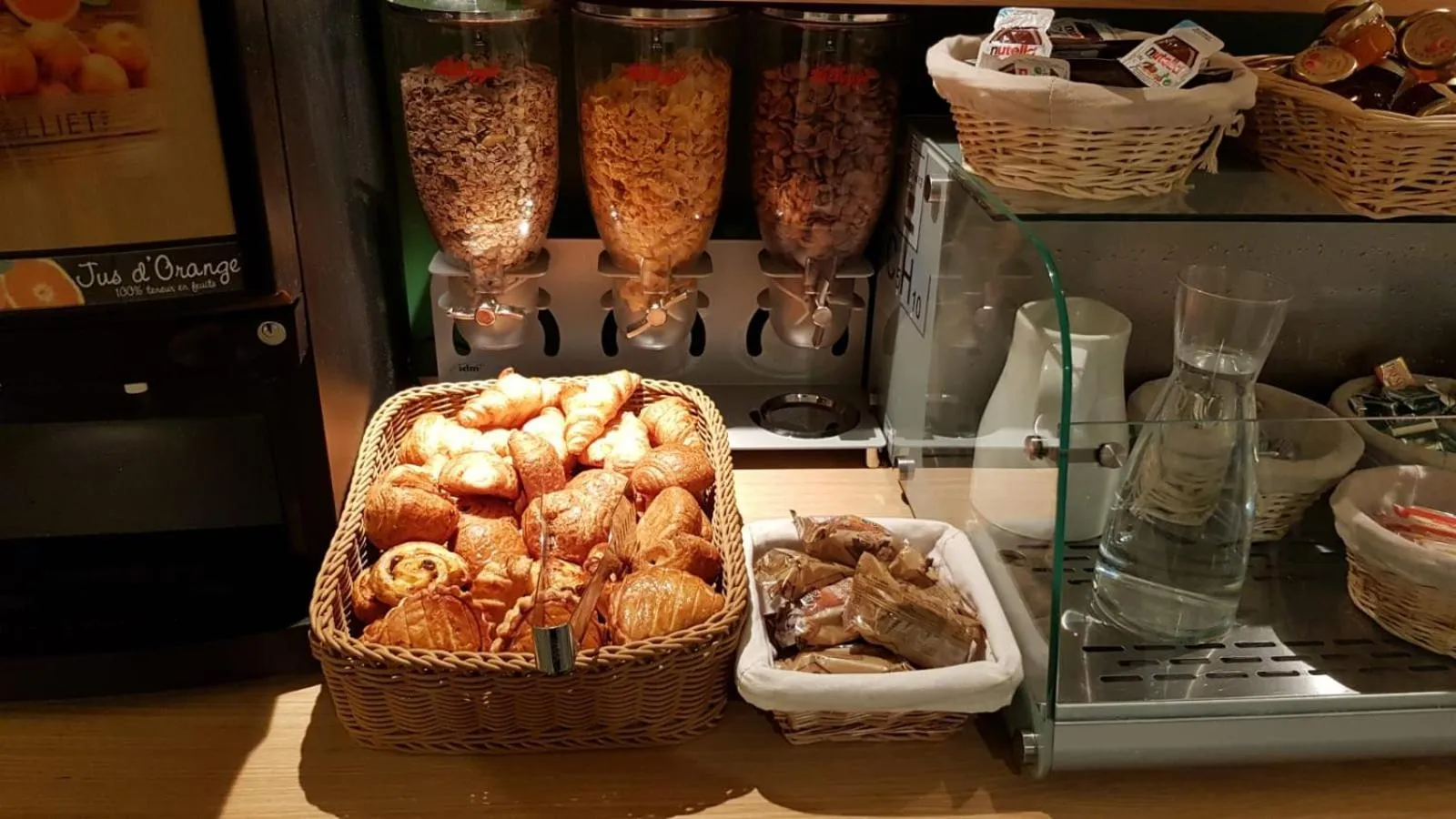 Buffet breakfast in Hôtel Sunny